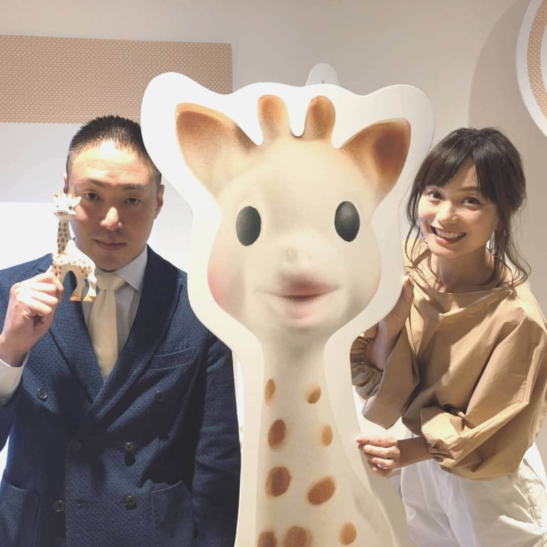 蛯原英里さんのインスタグラム写真 - (蛯原英里Instagram)「今日もキリンのソフィーコスメブランド『ソフィーラジラフ』の発表会に参加させていただきました！  キリンのソフィーは、娘が産まれる前から知っていて、娘へのファーストプレゼントがソフィーでした♡  今は、かむちゃんも使っているのでとても思い入れがあります  オーガニックコスメブランド『ソフィーラジラフ』がソフィーと同じようにたくさんの方に拡がっていきますように♡  みなさんと一緒に記念撮影！ ２日間、このお披露目イベントに一緒に携わることが出来て嬉しかったです。 ありがとうございました！  #キリンのソフィー #コスメキッチン#日本初上陸#発表会 #記念イベント#baby#skin#skincare #cosmekitchen #cosme」1月31日 22時54分 - eriebihara