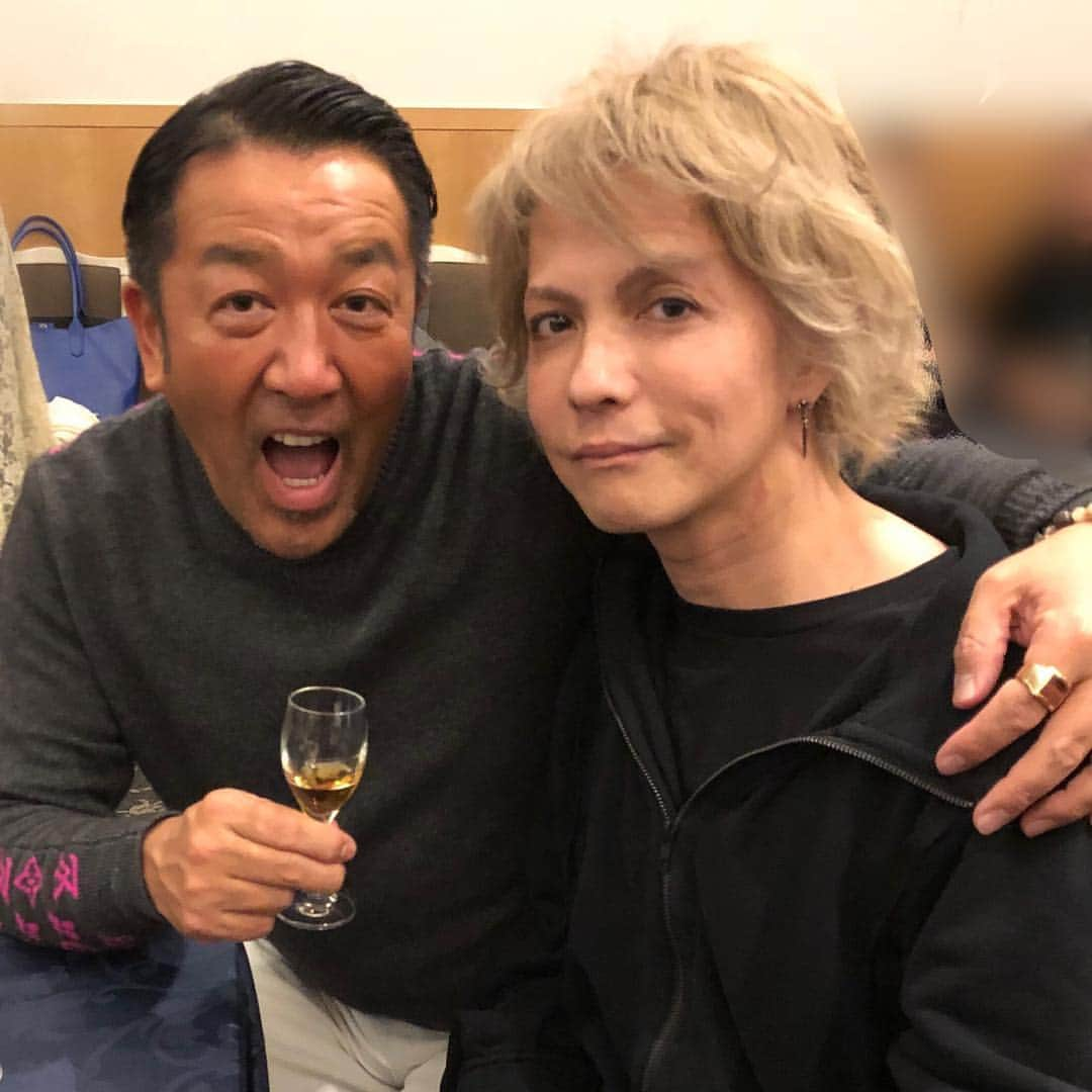 黒岩唯一さんのインスタグラム写真 - (黒岩唯一Instagram)「HYDEさんの、地元和歌山での黒ミサコンサート。 29日は本人誕生日コンサート。 30日は、黒ミサコンサート大打ち上げがあり、その大打ち上げ司会の大役を指名され、@FM生放送終わりで、名古屋駅新幹線で、新大阪駅へ。その後JRで、和歌山駅へ。すでにコンサート終わり時間だったので、ホテルで待機して、打ち上げスタートより司会開始！！ HYDE挨拶から乾杯！！ 深夜の遅くまで、楽しみました！！ お陰で、朝起きたら、完全なる二日酔いで、、、、 吐きまくりました！！笑 3月の苗場イベントも支配人として、参加します！！ #hyde  #黒ミサ  #黒岩唯一  #司会  #盛り上げ  #fun」1月31日 23時08分 - tadakazukuroiwa