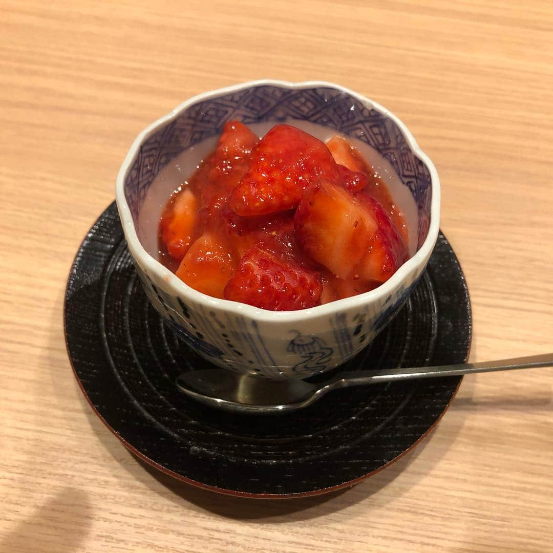 エハラマサヒロさんのインスタグラム写真 - (エハラマサヒロInstagram)「死ぬほど美味いもの食ってきたよ。﻿ ﻿ #インスタ映えする写真﻿ #リア充アピールする写真﻿ #イキってるOLのインスタ写真﻿ #飯くる度に写真撮りよる﻿ #その度に会話止まる﻿ #ポートレートで撮り直しよる﻿ #それ待ってから話しだす﻿ #同じテンションで写真撮りタイムとると友達と行かないと友達減りそうでカッコいい」1月31日 23時31分 - eharamasahiro