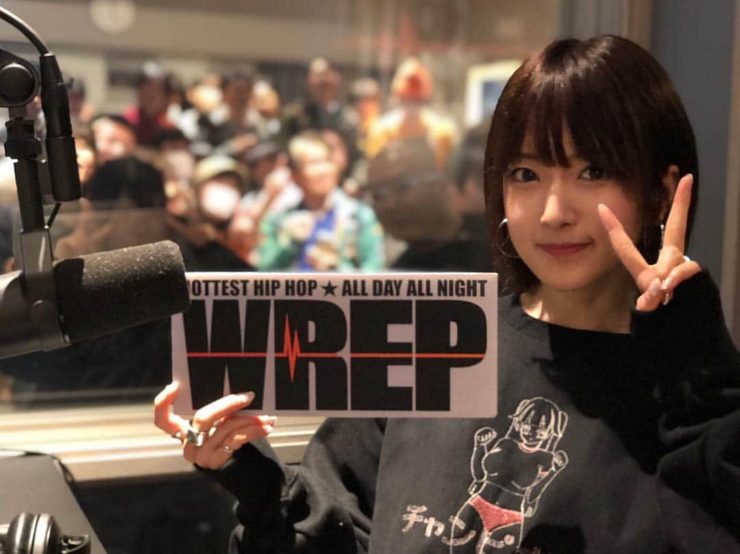 須藤凜々花のインスタグラム：「WREPがあったから、どんなに辛いことも乗り越えられました。 かけがえのない場所でした。 寂しくて泣いちゃうけど、 みんなのことを思うと、明日からもその先もずっと頑張れそうです！ 最後の日まで、本当に、大変、ありがとうございました😌 すっごく楽しかったです、うぇいよー！ さっき弟に私のグリルズ付けられた🥺きちゃなぃ泣」