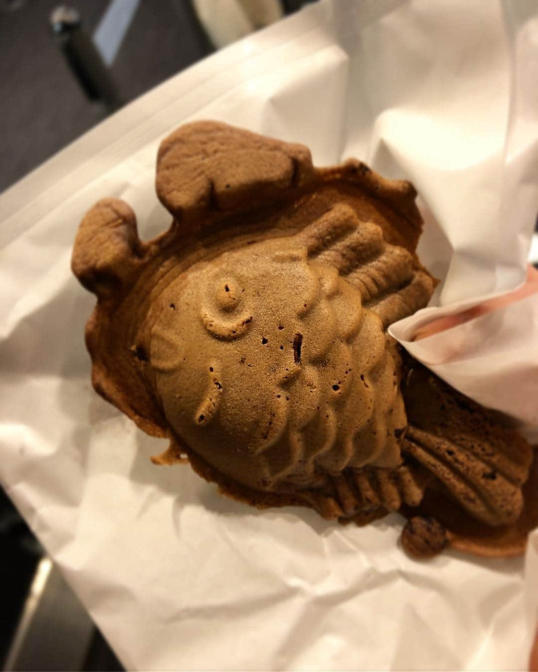 尾崎愛さんのインスタグラム写真 - (尾崎愛Instagram)「テイクアウトコーナーで🍫 辻口博啓シェフの手がける「和楽紅屋」のアイスバーと、「ル ショコラ ドゥ アッシュ」のショコラ シュー クロカン🤗 そして「テオブロマ」ではショコラ鯛焼きをいただきましたϵ( 'Θ' )϶！ #サロンデュショコラ #salonduchocolat #チョコ #チョコレート #イベント #スイーツ #お菓子 #アイス #シュークリーム #たい焼き #ショコラ #ショコラティエ #辻口博啓 #和楽紅屋 #ルショコラドゥアッシュ #lechocolatdeh #テオブロマ #ミュゼドゥショコラテオブロマ #甘い #かわいい #美味しい #グルメ #テイクアウト #chocolate #chocolatier #icebar #sweet #food #yummy #photooftheday」2月1日 1時11分 - aiozaki0422