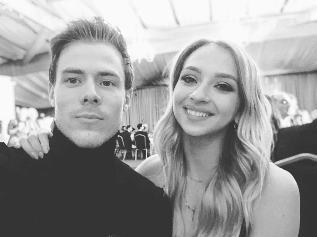 ニキータ・カツァラポフのインスタグラム：「Привет 👋🏻 Всем хорошего настроения ✌🏻 Have a great day everyone 🖤」