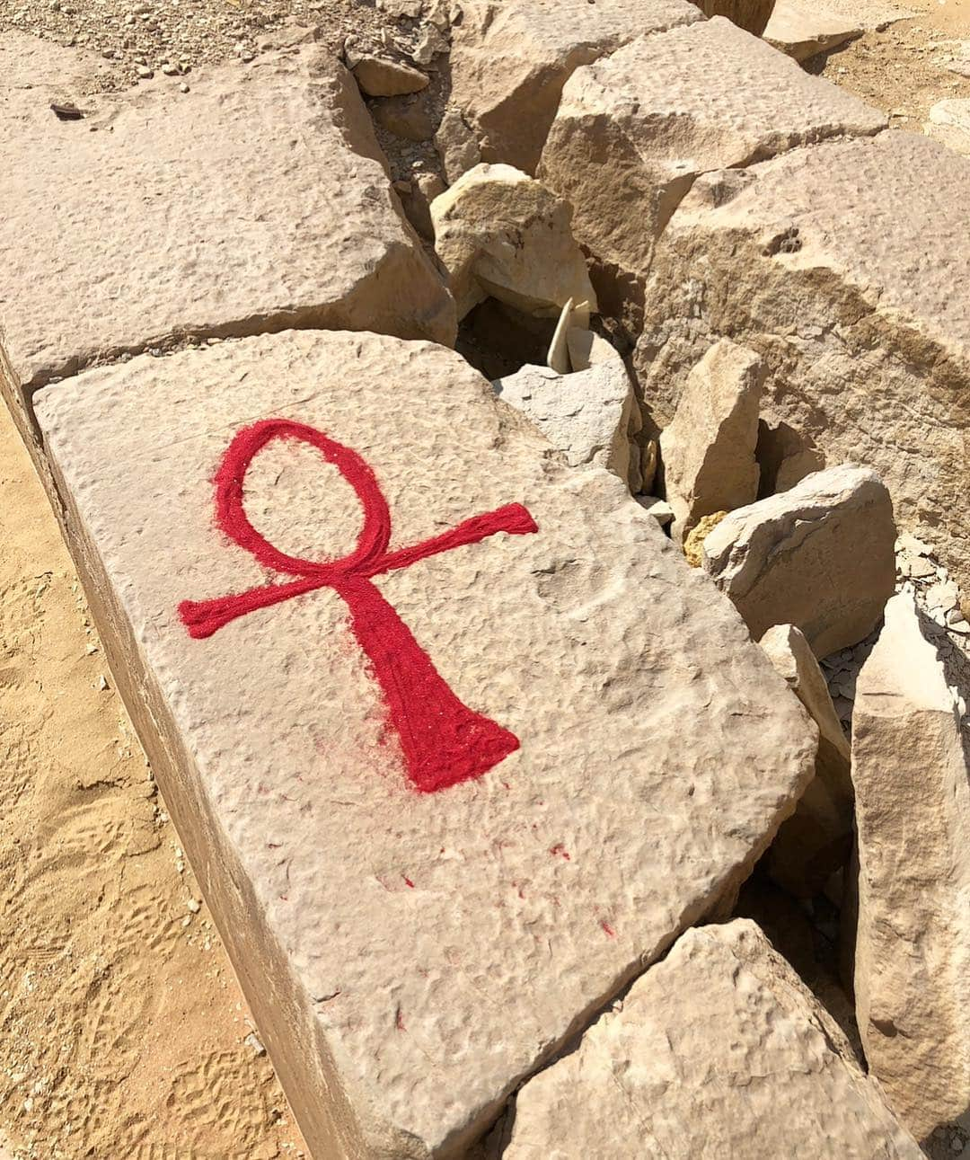 アリッサンドラ・アロノウのインスタグラム：「#tbt to doing the #redsandproject in Egypt.  Human trafficking exists all around the 🌍. There are over 40.3 million people enslaved today 💔The sand is in the shape of an Ankh which represents life. Every life matters & freedom should be a basic human right. “To deny people their human rights is to challenge their very humanity”- Nelson Mandela」