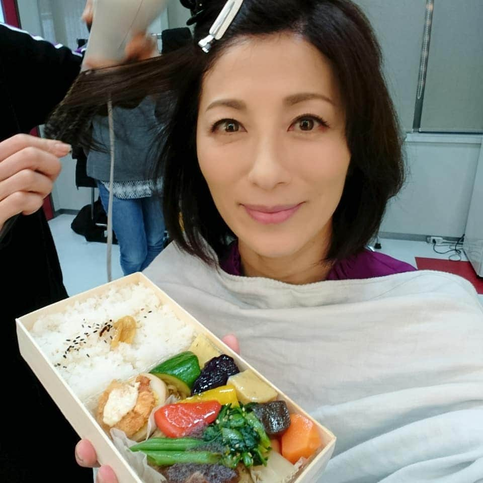 中田有紀さんのインスタグラム写真 - (中田有紀Instagram)「楽屋弁当。野菜たっぷりで美味しかった～😆 #楽屋弁当 #ちとせ #野菜たっぷり #彩り鮮やか #女子ウケよさそう」2月1日 2時50分 - akinakada0508