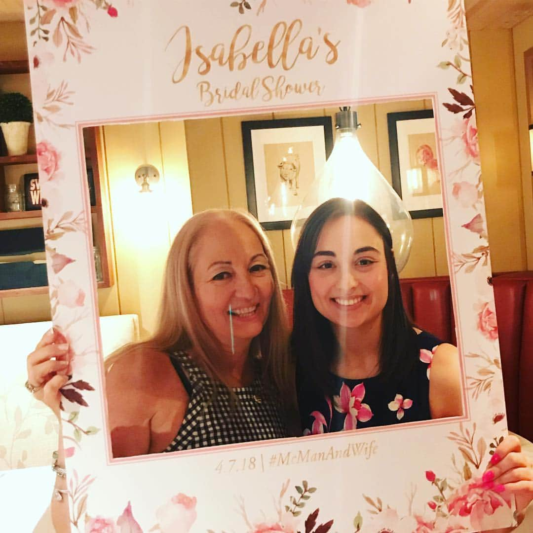 アナスタシア・カヌーシオのインスタグラム：「Happy Birthday to the most amazing mom! I don’t know where I’d be without you. I love you ❤️」