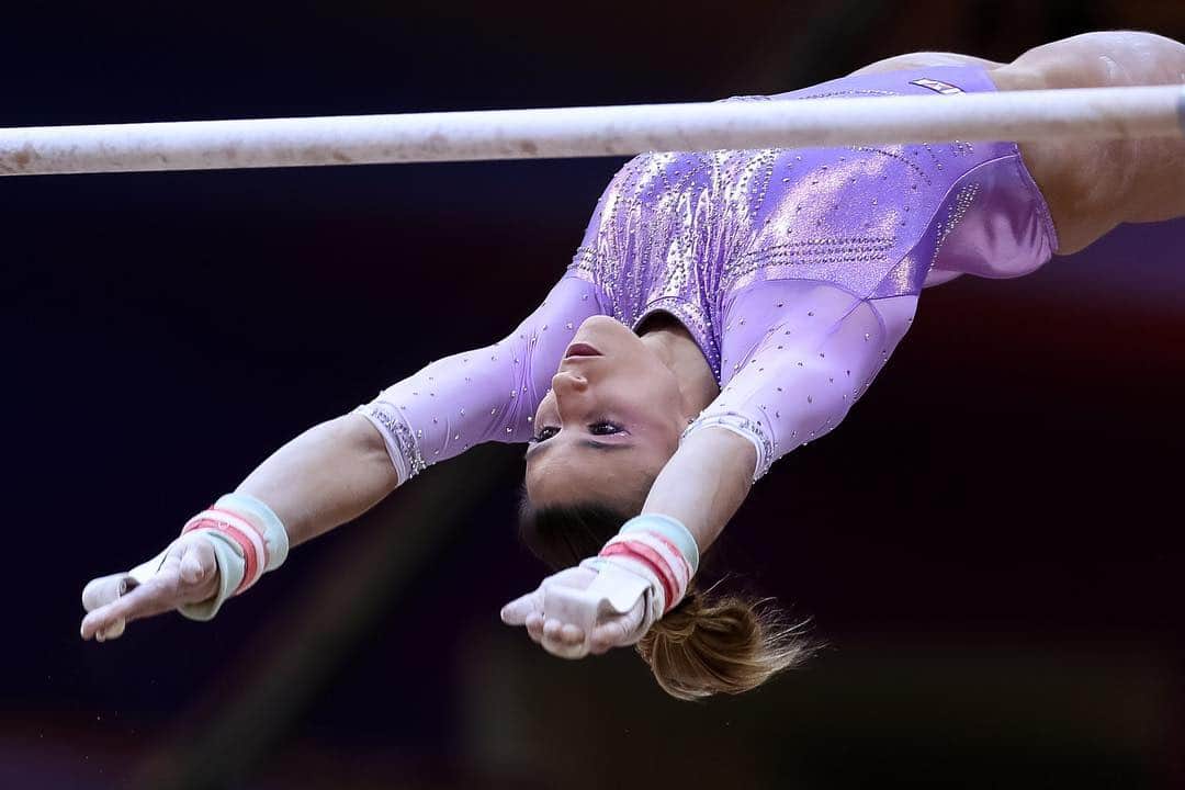 ジャジ・バルボサのインスタグラム：「#goodmemories #doha2018 #gymnastics #timebrasil #gymgirl #chalkgirl 🦄♋️💜」