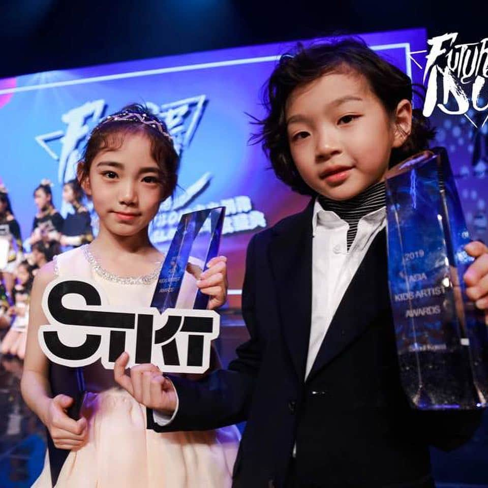 ウンチェさんのインスタグラム写真 - (ウンチェInstagram)「. Asia Future Idol Awards #대상 수상 🏆 . . #대상수상#축하해#💕 #대상한개더추가됐다고 #좋아하는#은채#귀여워 #키즈모델#이은채 #stkt#드레스#혹스아이」2月1日 8時24分 - __leehye