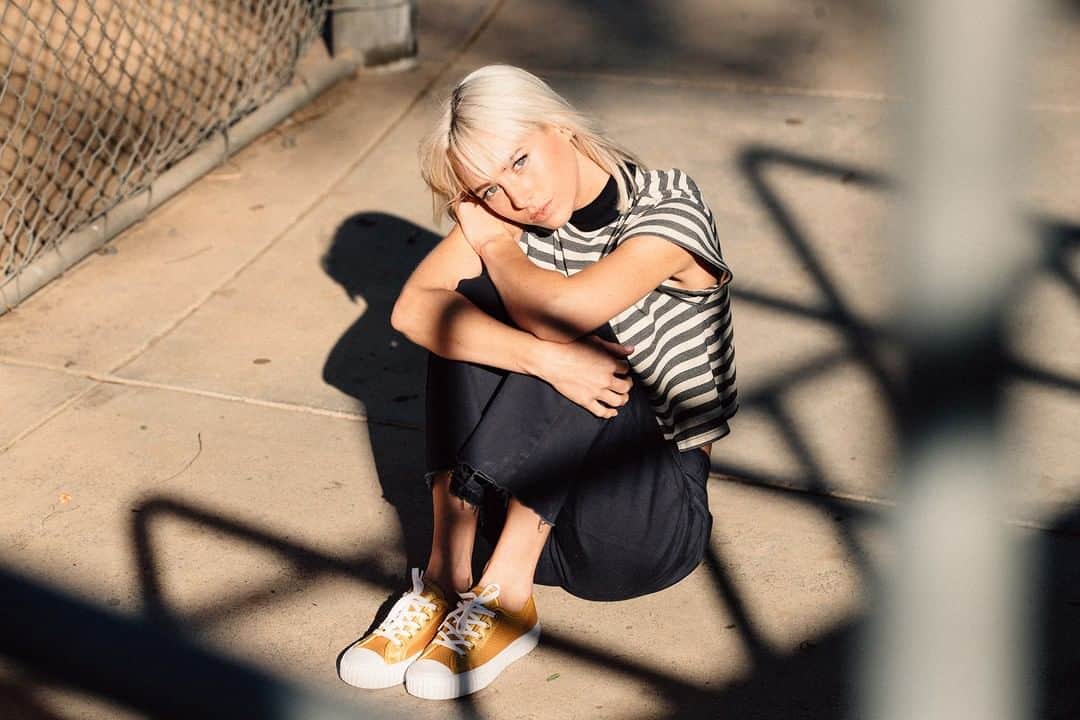 PFフライヤーズのインスタグラム：「SHINE ON | Be the queen of sheen in our newest Center. Now in metallic silver + gold.」