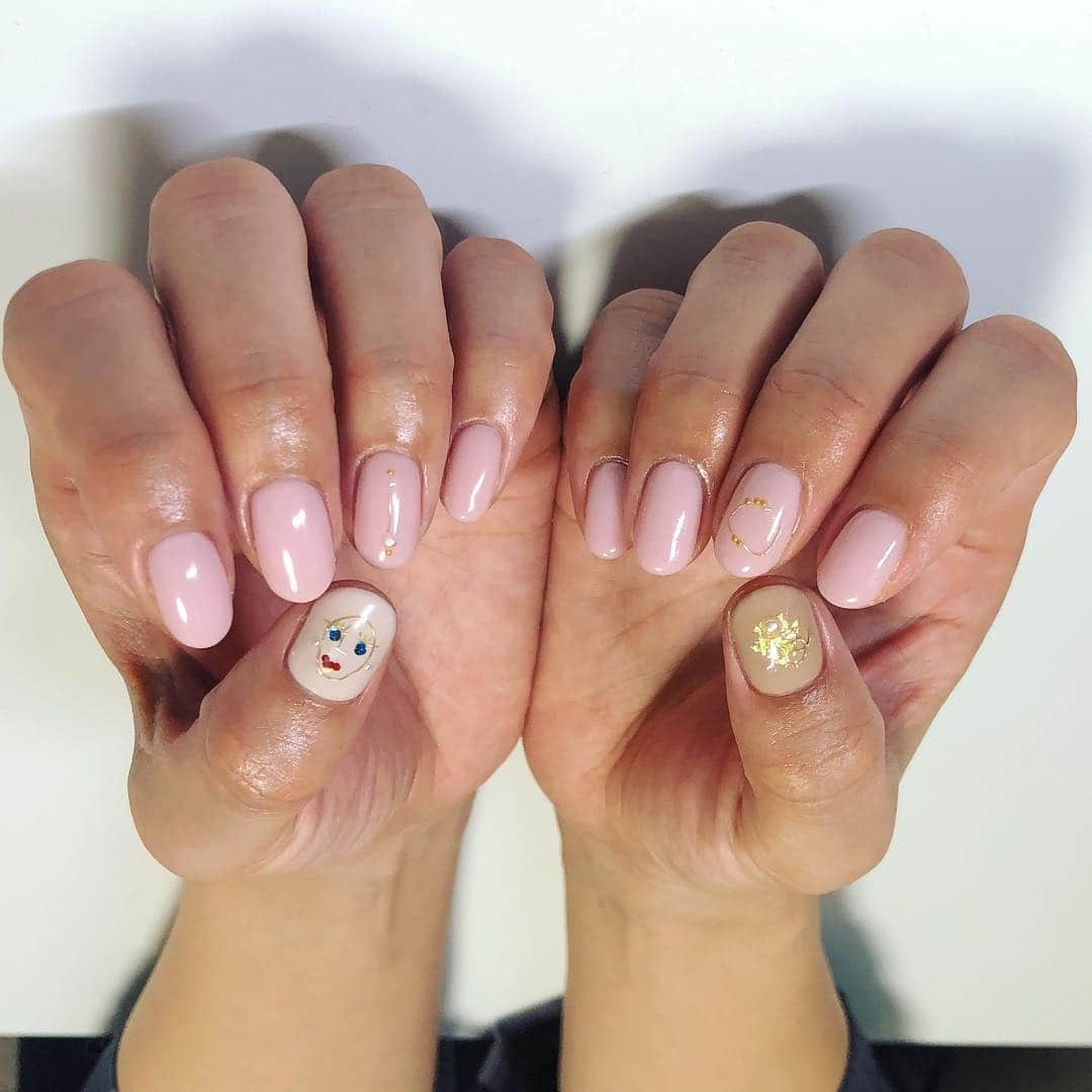 武田訓佳さんのインスタグラム写真 - (武田訓佳Instagram)「#newnail やっぱり顔がお好き❣️ ・ 輪郭やまつげはワイヤー 目はビジュー ピアスにパール  くちびるはスパンコール💕 ・ ・ #たけだネイル #自己満足ネイル #へんてこネイル #nail #nailart #ワイヤーネイル #face #顔ネイル」2月1日 11時20分 - kunika0117