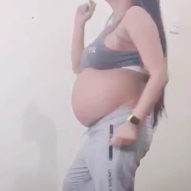 Jelly Jeloのインスタグラム：「kontraksi itu sakit, geus we jogedkeun ah tumis! lagu dr daddy yankee con calma, klo tahun kemaren mah aku pake bikini di salju joged dura, klo tahun ini lagi hamil gede. 40 weeks pregnant and 72kg 🤣 and my dancing still horrible no progress at all 😭😭😭🤣🤣🤣 #daddyyankee #concalma  #pregnancydance」