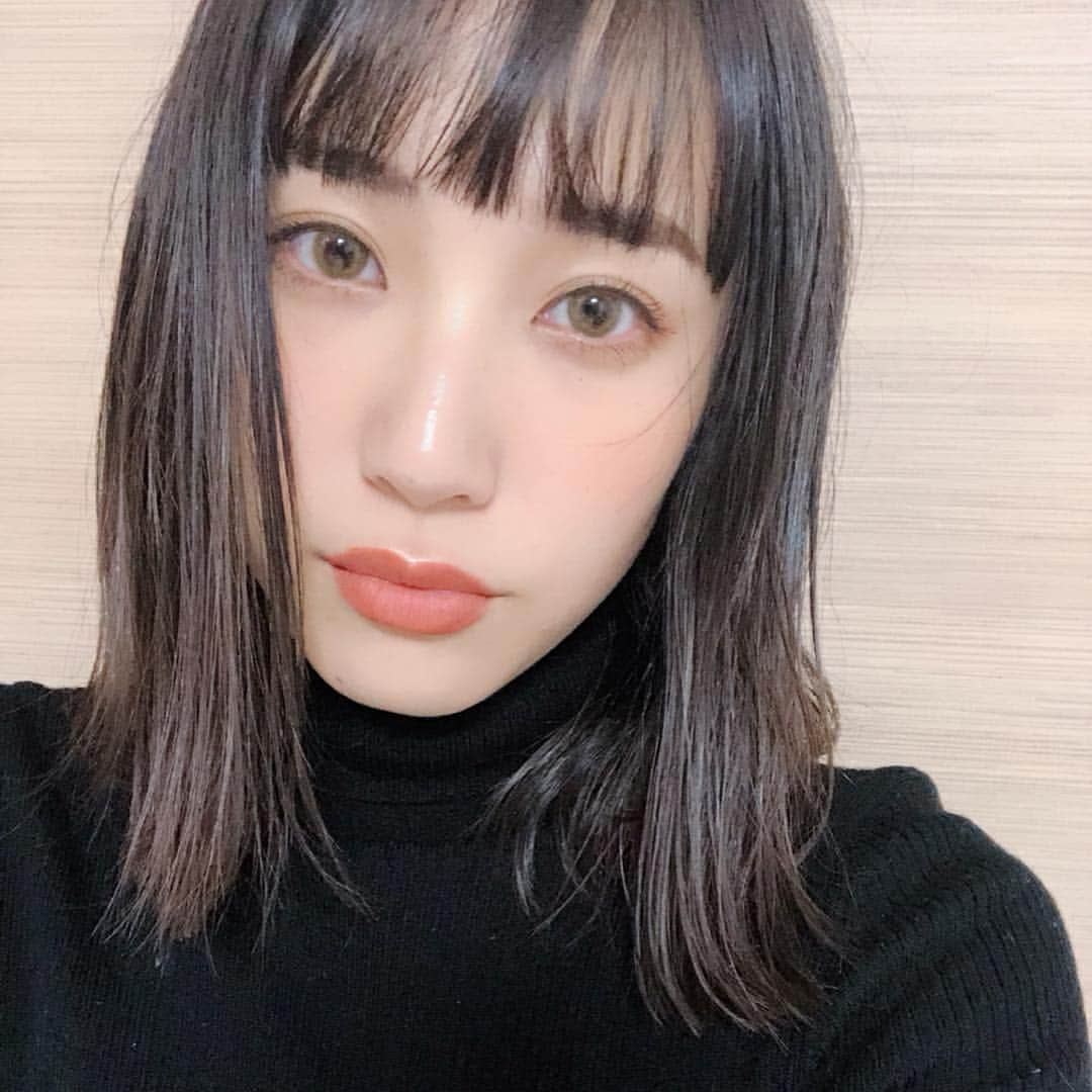 高橋茉莉のインスタグラム：「💇🏻‍♀️💇🏻‍♀️💇🏻‍♀️ . . 切っちゃったー😝 今回は @kanakohorii さんと相談してカラーはしないで、カットのみ！ 神カットしてくれたのは @belle_daisukehorinouchi さん✨ すごく綺麗にまとまって 頭が軽い🙌🏻 沢山宿題を出されたので、次回までに終わらせます🤣w いつも有難うございます🙇‍♀️ @hair_salon_belle . .  #newhair #ばっさり #頭が軽い #久々のぱっつん #服の埃はご愛嬌」