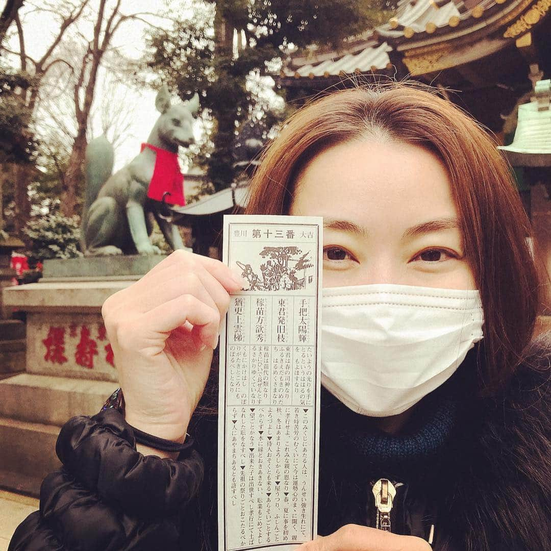 観月ありささんのインスタグラム写真 - (観月ありさInstagram)「今日から2月ですね✋️😊 昨日は遅ればせながらの初詣に行って来ました😊✋️ ずっと舞台のお稽古や本番で忙しく行けずでした！ そして今年はおみくじ引いたら 大吉〜〜😆😆😆 幸先の良いスタートです😊 もうすぐ節分だけどね😅💦 #観月ありさ#今更だけど#初詣 #大吉#幸先の良い#スタート#2019」2月1日 12時01分 - alisa_mizuki