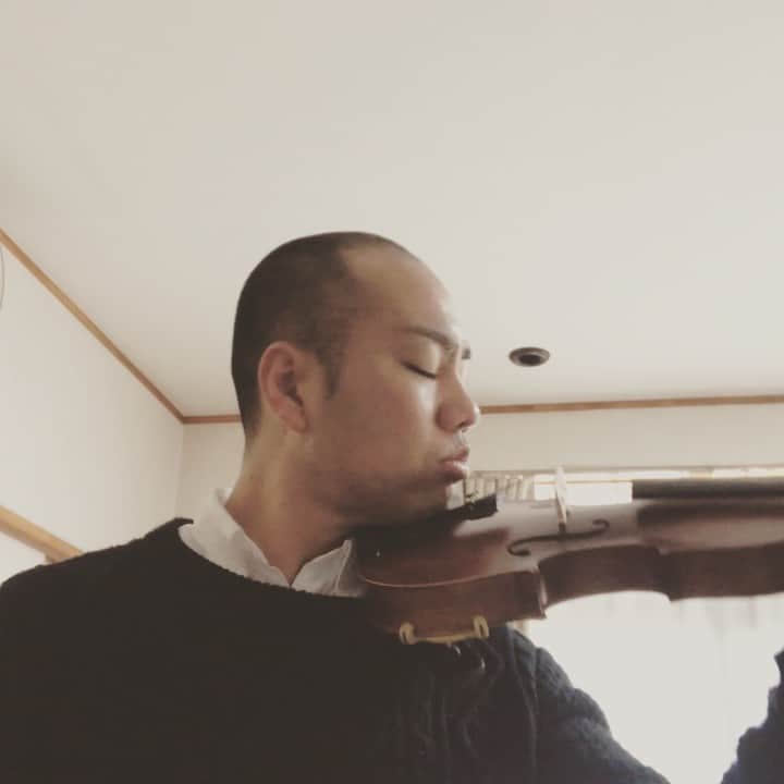 加瀬部駿介（フレンチぶる）のインスタグラム：「2月のライブ情報載せていただきます！  連絡いただければ詳細送ります！  1日  下北沢 15時から 2日  新宿  15時から 4日  新宿  19時から 6日  新宿  19時から 8日  中野  19時から 10日新宿  17時から 13日 新宿  19時から 16日 新宿  15時から 18日 池袋  19時から 20日 下北沢 19時から 21日 新宿  19時から 23日 新宿  17時から 26日 新宿  17時から です！  耳をすませばで一番好きなシーンです！」