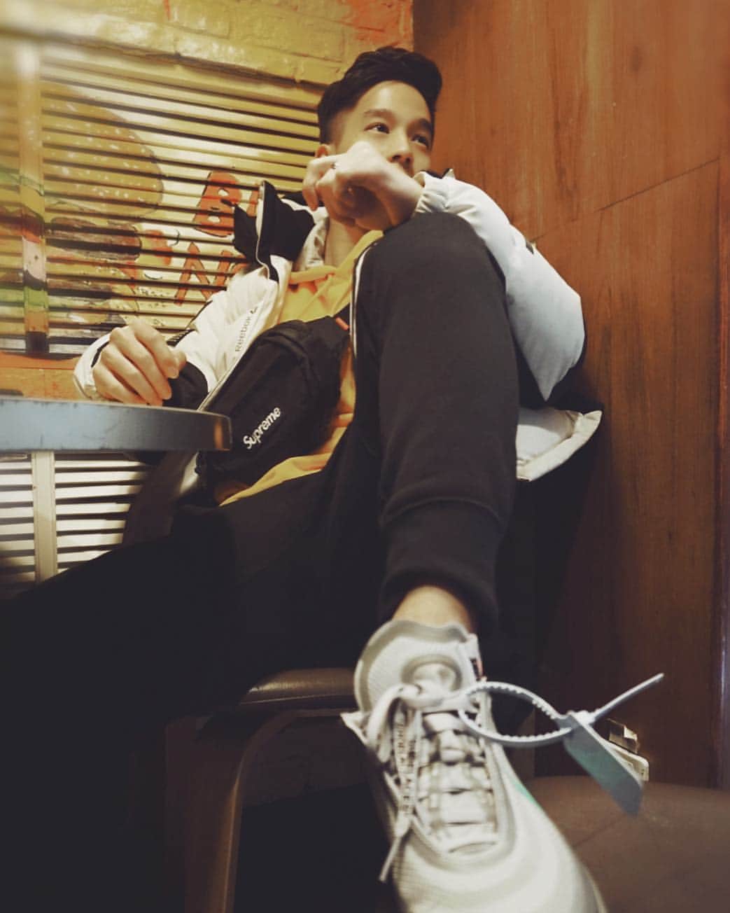 周凱翔のインスタグラム：「Show off? 🤣🤣🤣 . . . . . . #offwhite #airmax97 #offwhitementa #supreme」