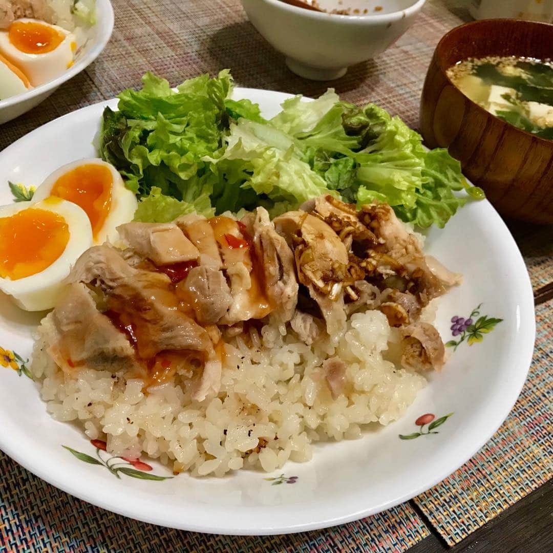 室照美さんのインスタグラム写真 - (室照美Instagram)「土鍋で簡単に作れるカオマンガイ🇸🇬 これ食べるだけで、シンガポールにいる気分になれる！ ・ ・ ・ #土鍋 #土鍋料理 #カオマンガイ #鶏肉 #チリソース」2月1日 12時41分 - terumin_min