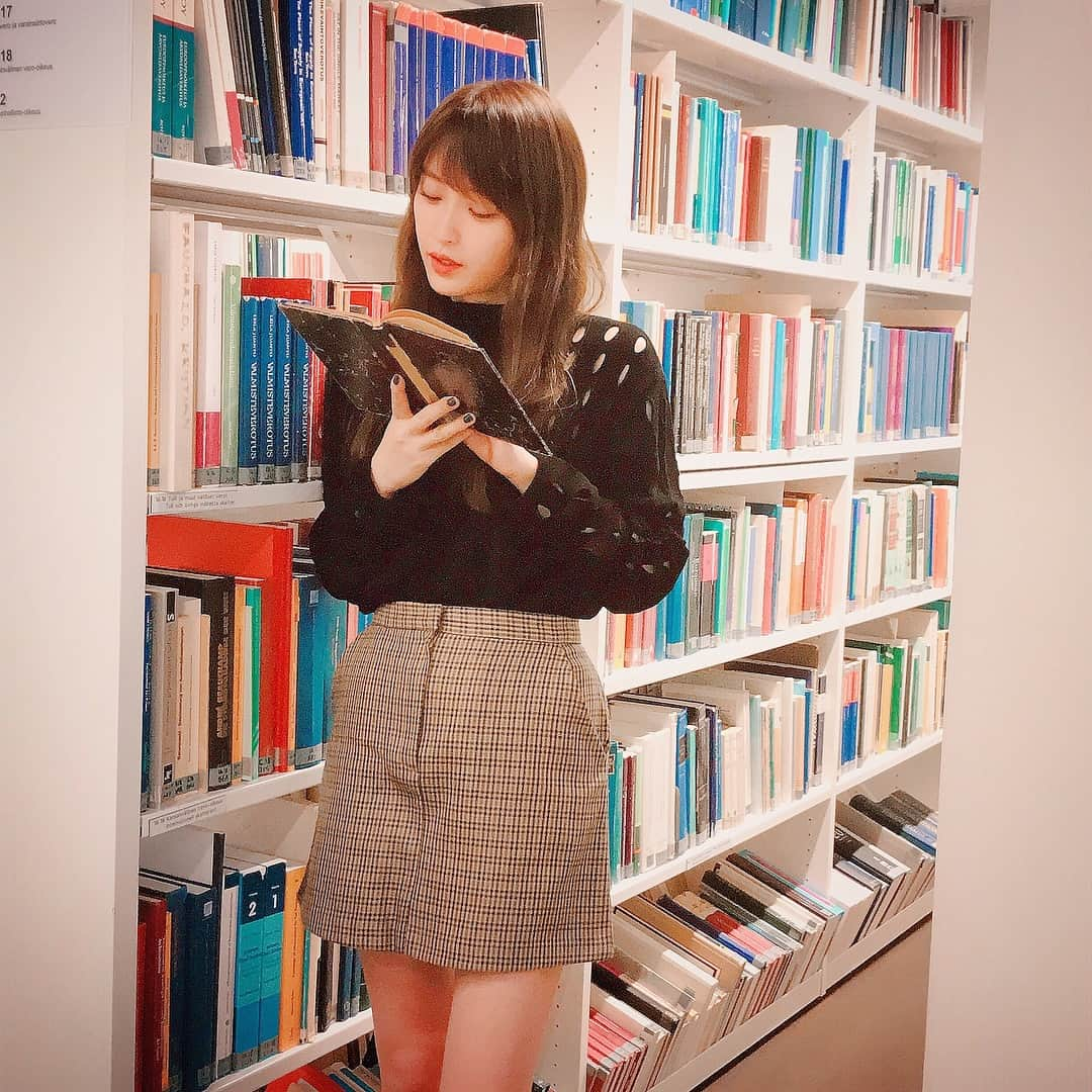 高山一実のインスタグラム：「. . それっぽく音読してみる . かず . #helsinkiuniversitylibrary」