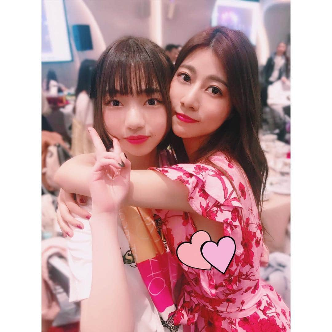 阿部マリアさんのインスタグラム写真 - (阿部マリアInstagram)「AKB48Group Asia Festival 的時候 第一次見到了Team SH的成員們🥳💕 有一個成員的綽號是「丸丸」 我在AKB的時候的綽號是「abemaru」 我們都有「丸（maru）」 表演的時候我們的位置一直很近 而且我們兩個都喜歡櫻桃小丸子❣️ 所以我們成為好朋友了😊😊🍒 我們約好了以後有空的時候 我去上海找她一起玩 期待期待～✈️💭 #AKB48TeamSH #徐依婷 #AKB48TeamTP #TTP性感女神」2月1日 13時01分 - _abedesu