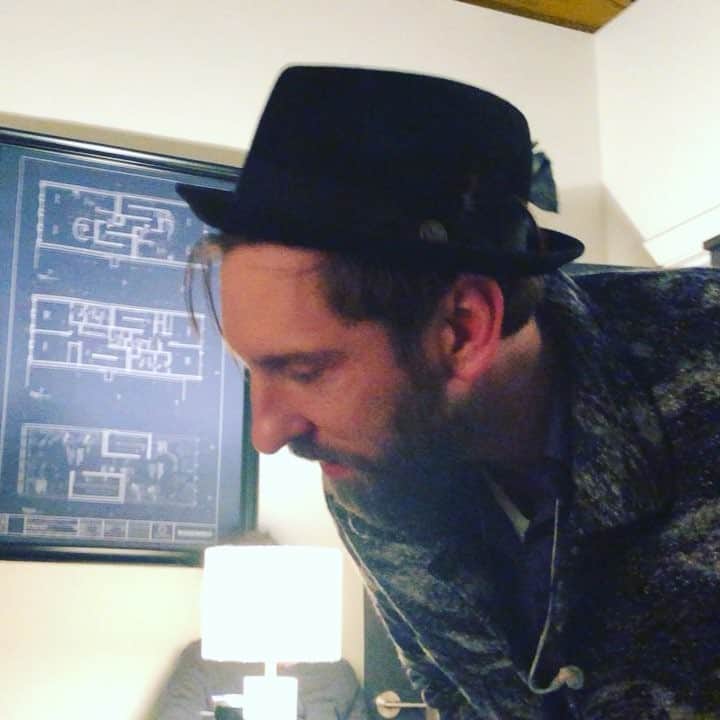 ジャシンダ・バレットのインスタグラム：「Moana goes live on the set of #hideandseek #dads #singing #moana #brooklyn」