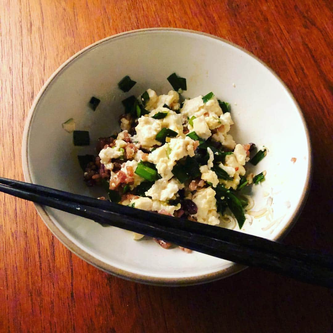 椎名直子さんのインスタグラム写真 - (椎名直子Instagram)「遅くなりまして、軽めに。。 お豆腐、酵素玄米にニラソースとシラス。 混ぜ混ぜするのはあんまり好きじゃないんだけど、 これは❗️うまい〜っ」2月1日 22時59分 - natadecoco