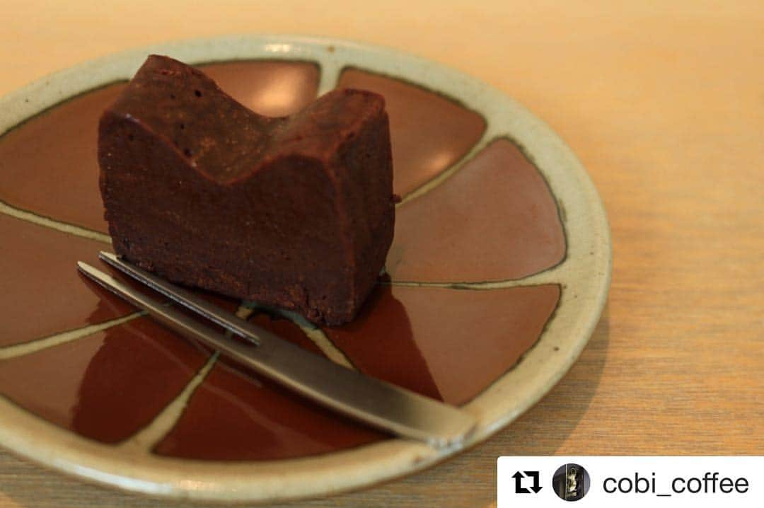 Concheさんのインスタグラム写真 - (ConcheInstagram)「今年のバレンタインは東京でもConcheのチョコとテリーヌをお楽しみいただけます。 . 場所は青山と新宿のお洒落な純喫茶。 . 数量限定ですのでお早めにどうぞ。 . #Conche #コンチェ #チョコレート専門店 #クラフトチョコレート #Repost @cobi_coffee with @get_repost ・・・ 〈COBI COFFEE box〉 バレンタインシーズンに伴い 期間限定メニュー「テリーヌショコラ」の販売を開始致しました。 ﻿ 「テリーヌショコラ」  生チョコのような口どけの濃厚なチョコレートケーキ。保存料、添加物を使用していない為カカオ本来の風味が存分に感じられます。  この機会に是非お試し下さいませ。 皆様のご来店を心よりお待ちしております。  #cobicoffee #chocolate #craftchocolate #beantobar #bloomandbranch#coffee#shinjuku」2月1日 23時23分 - conche_shizuoka