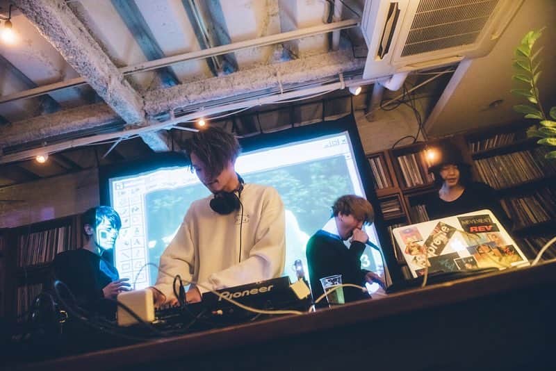カフカのインスタグラム：「‪𝐾‌𝐹‌𝐾 ‬﻿ ‪２０１９．１ ．２６﻿ ‪ＲＯＯＭ＃３﻿ ‪at 恵比寿TimeOutCafe﻿ ﻿ ‪photo by kazuki sano﻿ @kazukisano0214﻿ ﻿ #KFK #ROOM #すごい部屋」
