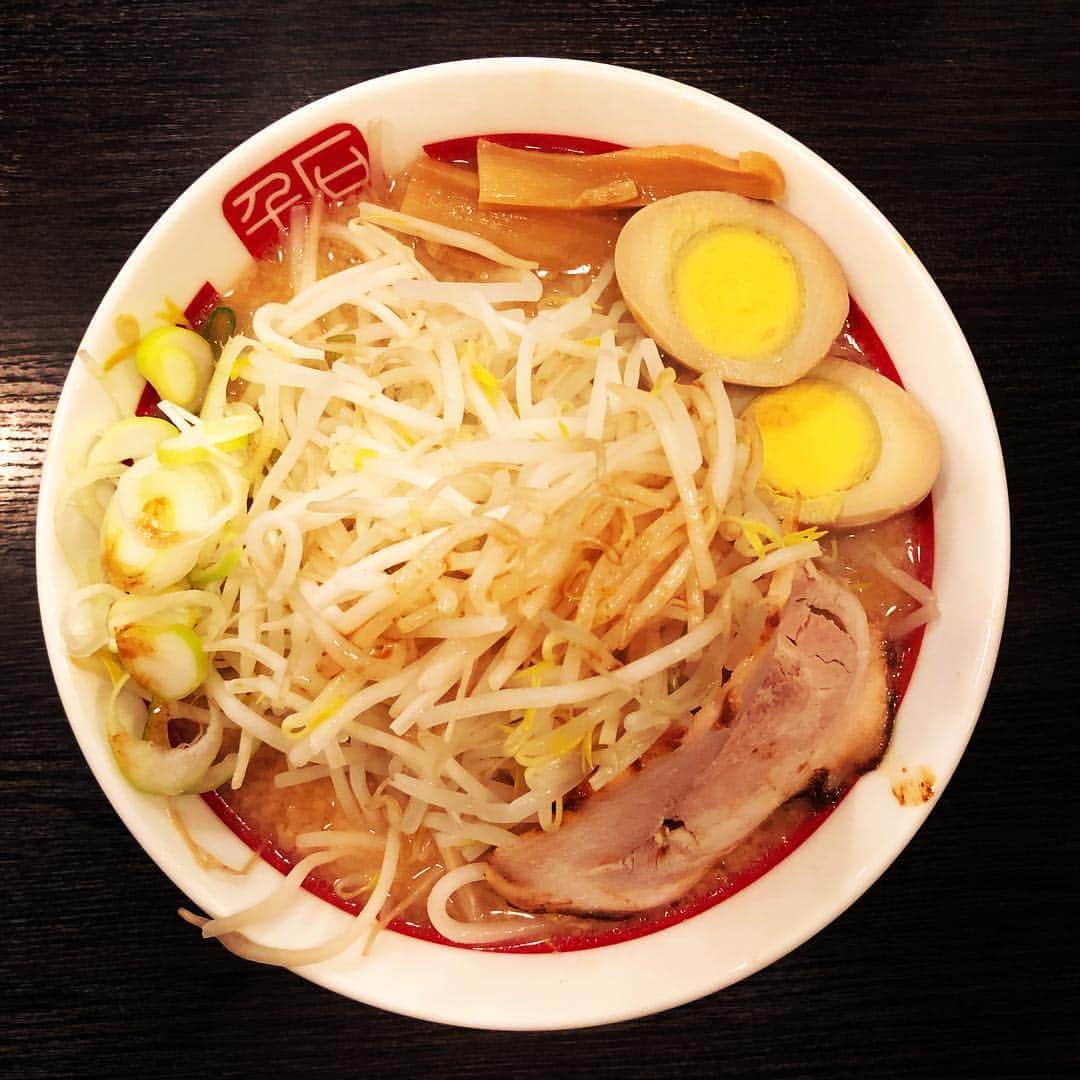 向山毅のインスタグラム：「最後の晩餐 #ラーメン  #明日からパーソナルトレーニング開始するから #もうこんな時間に食べれないだろう #でも一週間に一回ご褒美デーがあるらしい #人生最後のダイエット  #instafood #yummy #foodporn #飯テロ #デリスタグラマー #グルメな人と繋がりたい #ごちそうさまでした」