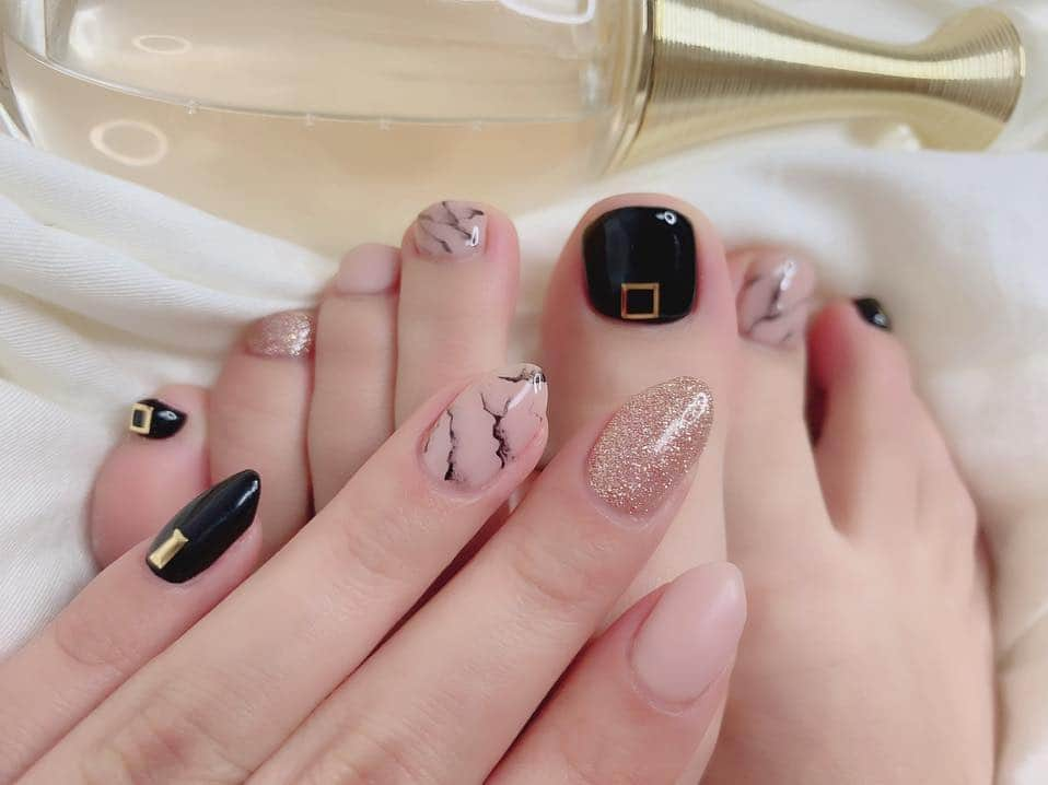 石川千裕（ちぴたん）さんのインスタグラム写真 - (石川千裕（ちぴたん）Instagram)「・ 🖤NnnewNail🐅 ・ ネイル予約はいつも @nailiejp から。 今回はハンドフットお揃いに 珍しくジェルで！！ 長さだし無し✖︎ さいきんは短い可愛さが わかるようになった🧠 ・ 一本だけマットなのが かわいい〜 皆様も是非お揃いしてねっ ・ #nail #nails #nailiejp #likeforlikes #simple  #beige #trend」2月1日 14時57分 - chipitan_1215