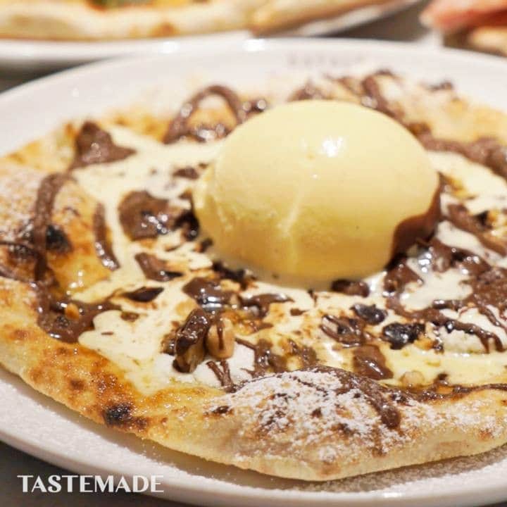 のインスタグラム：「ヴァレンタイン限定の特別メニュー！ @tastemade_japan でも紹介されているVenchiを贅沢につかったチョコレートピッツァ。 ぜひワインとのペアリングで大人の甘味をぜひご堪能ください。 #eataly  #eatalytokyo #イータリー #チョコレートピザ #チョコピザ #venchi #テイストメイドジャパン #テイストメイド #tastemadejapan #tastemade #バレンタイン #valentines」