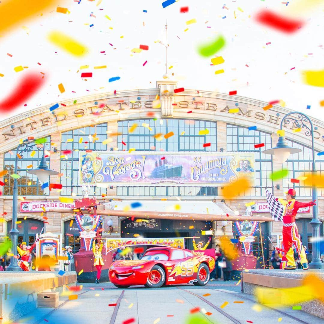 東京ディズニーリゾートさんのインスタグラム写真 - (東京ディズニーリゾートInstagram)「Here comes the world-famous racer, Lightning McQueen! 天才レーサーここにあり！ #pixarplaytime #lightningmcqueenvictorylap #americanwaterfront #tokyodisneysea #tokyodisneyresort #lightningmcqueen #cars #ピクサープレイタイム #ライトニングマックィーンヴィクトリーラップ #アメリカンウォーターフロント #東京ディズニーシー #東京ディズニーリゾート #ライトニングマックィーン #カーズ #紙ふぶき」2月1日 15時36分 - tokyodisneyresort_official