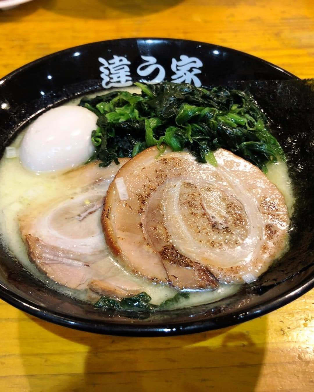 平嶋夏海さんのインスタグラム写真 - (平嶋夏海Instagram)「早稲田にある横浜家系ラーメン「違う家」に行ってきました🍜💕 普段はつけ麺派なんだけど友達からとっても美味しいとオススメしてもらったので、早稲田の穴八幡宮で御守り貰った帰りに寄ってきましたー❣️ 何種類かあったけど、私は鯛ラーメンにしました🍜 濃厚で麺太めでかなり私好みのラーメンで美味しかった❣️🤤💕 餃子も友達と半分こして食べました✨ 最近よくYouTubeで見るすするTVの話を友達としたり…😆 #違う家 #ラーメン」2月1日 16時05分 - natsuminsta528