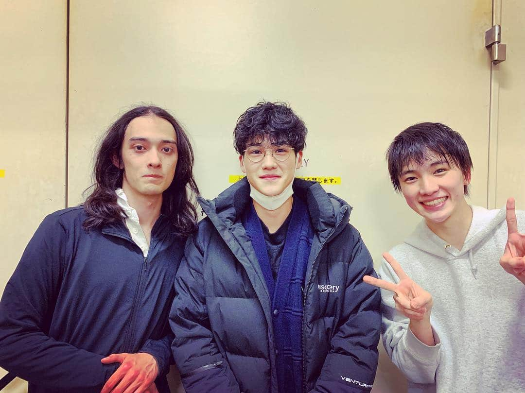 葉山奨之さんのインスタグラム写真 - (葉山奨之Instagram)「新国立劇場で上演している#どうぶつ会議 観に行ってきました。いや〜良かったな。 気がついたら涙が出てました。素敵な舞台をありがとうございました。写真は主演の#栗原類 くんと、事務所の後輩#木戸大聖 くんと📸 みなさんもぜひどうぶつ会議へ参加してみてはいかがですか。」2月1日 16時15分 - shonohayama