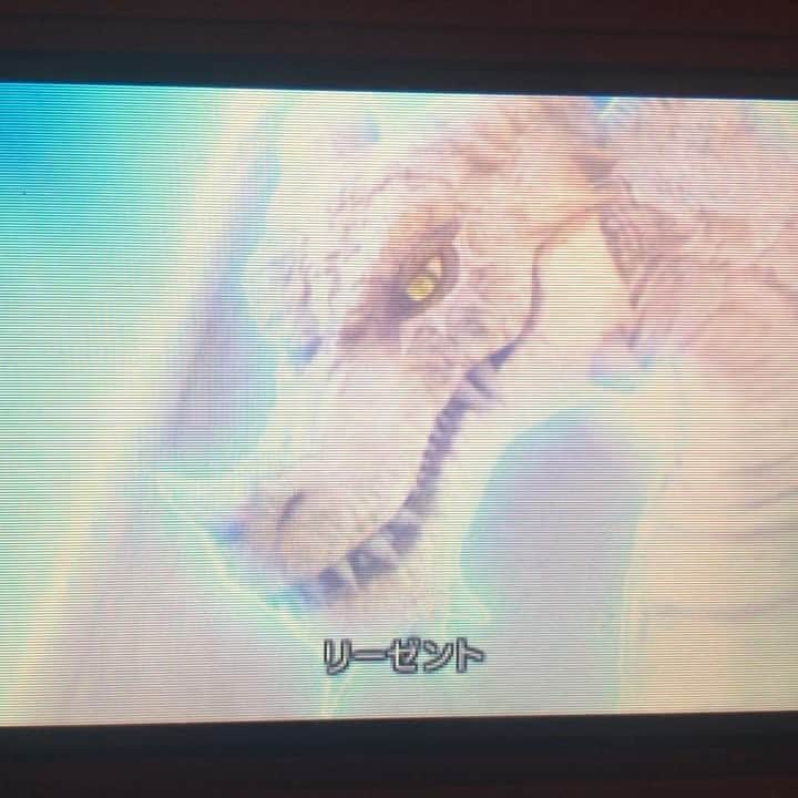 浜田のインスタグラム：「長いし特に面白くないのでドラクエ好きじゃない人はスルーしてくださいね(^^) この2ヶ月全ての合間を縫ってはドラクエ11してたのですが、やっと今朝に全クリしました。100時間かかりました。長かった。 本ストーリーも長いし、スクエアと合体したからかサブストーリーが長い。 ただサブで今までのドラクエに登場した、その後を知りたくなる主要キャラにだいたい会える。バラモスと再戦出来たり、現在のキーファに会えたりしてとても感動しました。 何回も心折れかけたけどやり通して良かった。エンディングがトリハダもん過ぎる。特にドラクエ1〜3やった人には堪らない設定でした。ドラクエを愛してる人の為の作品でした。過ぎ去りし時を求めてって、少年時代をドラクエで過ごしてきた僕らみたいなおっさんたちのための言葉でもあるのかよ。今までのシリーズ1〜10(僕は1〜8)全部やってて11もやった人はそうそういてないはず。喋れる人いたら本当に求むです。出待ちしてくださったらライブ後1時間は話したいです。  バイトやお笑いをだいぶ疎かにした寝不足の日々から解放される。今は祇園花月の前説で京都にいてます。  ちなみに主人公のリーゼントという名前は、DSとドラクエ11をかしてくれた丸亀じゃんごの安場の主人公かくがりに対抗してのものです。安場は表のエンディングクリアの60時間で心折れていた。」