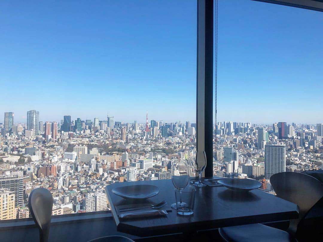 阿部優貴子さんのインスタグラム写真 - (阿部優貴子Instagram)「tokyo！！！！🗼🗼🗼🗼 て叫びたくなるような景色のお店でタイ料理ランチ🥰 パクチーたっぷりのパッタイがたまらなくおいしかった🤤🌱💕 しきぴ @shikishi_chihiro  ありがと✌️❤️ #tokyo #lunch #thaifoodlover #longraintokyo」2月1日 17時11分 - abe_yuki94