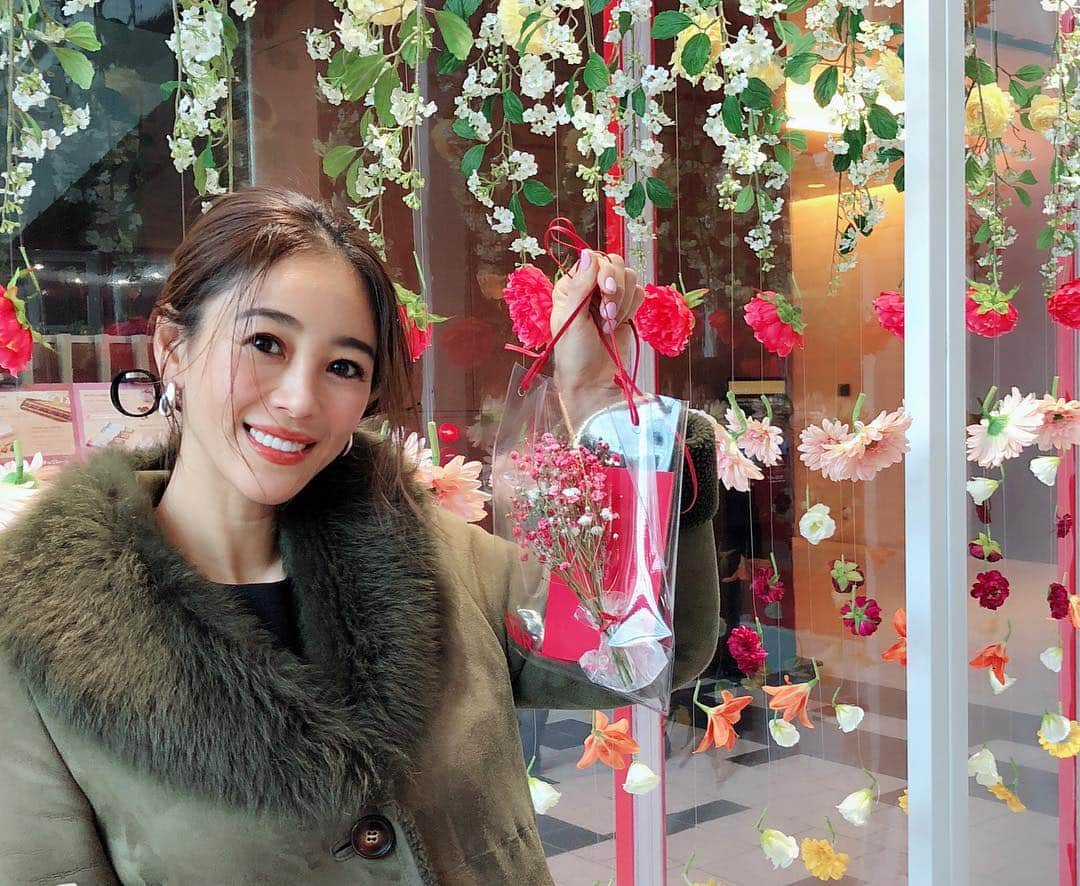 大桑マイミのインスタグラム：「SHISEIDO 「D&R」のeventにお邪魔いたしました。 肌診断をしていただき今の肌の状態を知ることができました。  REGENTERATE white lucentで引き出していただきましょう。ほーーーんと乾燥注意報。 カサつきを感じる前に与えて与えて 引き出して 水分量UP! 美肌力UPへ。 #shiseidoginzatokyo #Dand R」