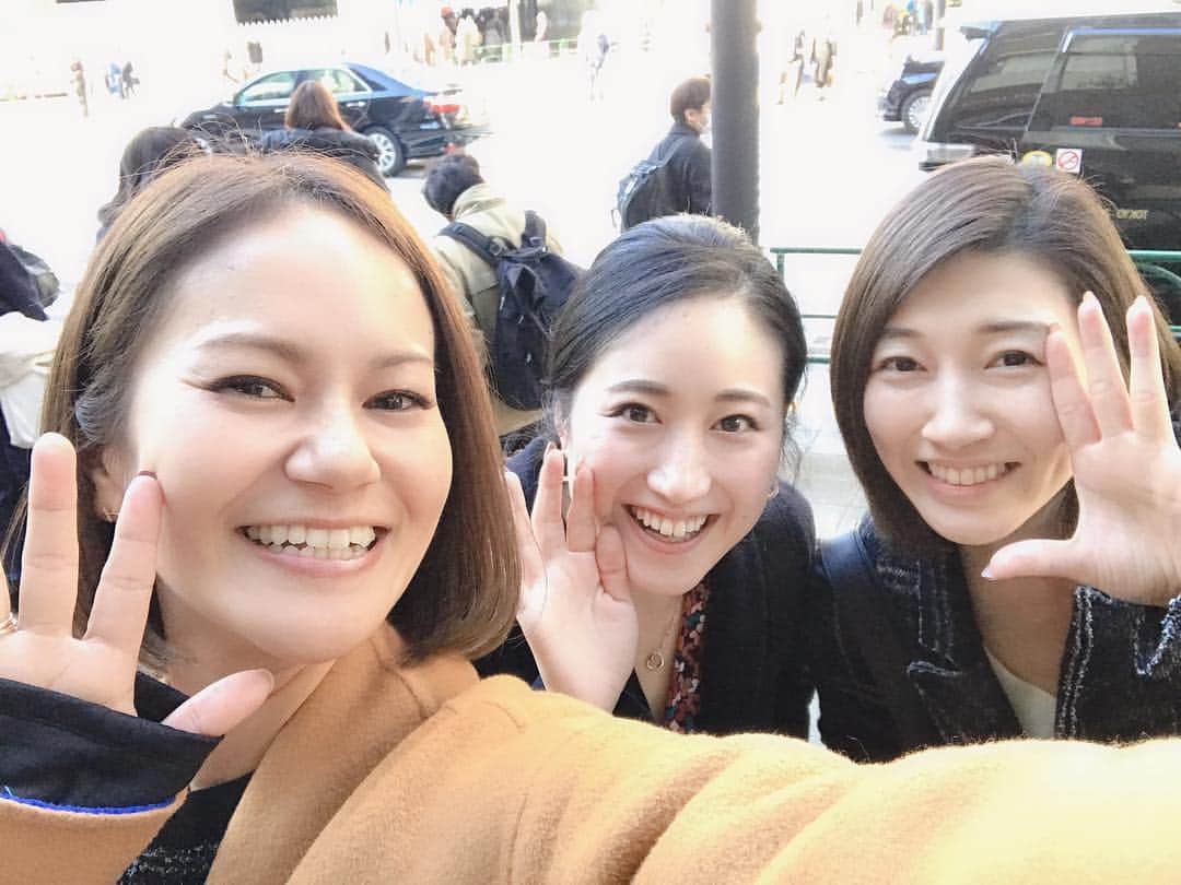 宮里藍さんのインスタグラム写真 - (宮里藍Instagram)「素敵なランチでした…❤️❤️❤️ 引退してもかっこよくて、そして何より美しいお二人！！！！✨✨✨一緒にいるだけで、女子力上がった気がしました笑  またすぐ集まりたいなー！時間作ってくれてありがとう😊✨ #元アスリート #気が合いすぎて #一瞬で素になってしまった私😂 #楽しすぎました #花束💐 笑 #琴乃ちゃんポーズ #バレーボール #新体操 #狩野舞子 #田中琴乃  Had a great time with these beautiful friends!!! Girls time is always fun and lunch was delicious!!!!(I forgot take picture though;/) Thank you girls for fun time❤️❤️❤️ #valleyball #rhythmicgymnastics #lovemyfriends」2月1日 17時17分 - ai_miyazato