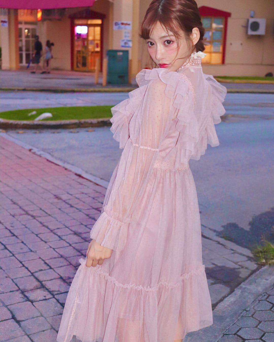 明日花キララのインスタグラム：「質問の多かったワンピ⸜❤︎⸝‍ @lissi__boutique さんのものです👗」