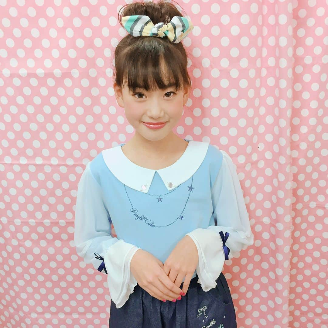 子供服♡キューティー♡LOVE AND SWEET♡のインスタグラム：「CUTIEの春の新作をちょっぴりご紹介🌸💕 お袖がシフォンのトレーナーは衿つきだから、お出かけにもぴったり💕 2枚目も笑顔がCUTE😆💕 * * * #crtcutie#cutie#neololly#lolly#fashion#ファッション#jc#kids#キッズ#子供服#子供#おしゃれキッズ#フォーマルキッズモデル#モデル#春#春服#通学#通学コーデ」