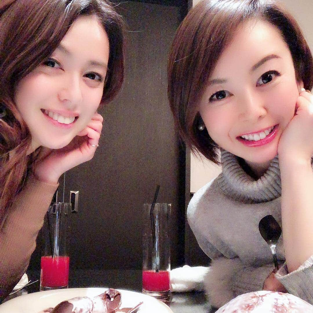 宮崎宣子さんのインスタグラム写真 - (宮崎宣子Instagram)「優美ちゃんと久しぶりご飯✨ 年末会えなかったから、 やっと会えたー💕 とっても美人ちゃんなのに、 しっかりしていて、本当に頑張り屋さん✨ 日頃からすごく気を遣って仕事をしている姿を見てきただけに、 こうやってたまにご飯するくらいしか支えてあげられない情けない私ですが、笑顔いっぱいはち切れるほどのスマイルに私はずーっと癒されて支えられてきました💕 本当にいつもありがとう😊 皆さん、優美ちゃんのインスタのぞいてみてください😆 毎日優美ちゃんから大好きが届きますよー😍♥️♥️♥️ 優美ちゃんのイメージピッタリのスィーツをアレンジしてくれた、 ゴデレッチョの皆様ありがとうございました🙏❤️ 優美ちゃん大喜びで大成功✨ 私のが割れなくてまた爆笑🤣  #優美ちゃん #音ボケpops #番組でお世話になりました #頑張り屋プロデューサー #満面の笑み #パワフル女子 #私の癒し #毎日大好き見てます #笑 #美人さんの大好きはパワーもらえる #いつもありがとう #大好き @yuumi817 #ゴデレッチョ」2月1日 17時54分 - miyazaki_nobuko