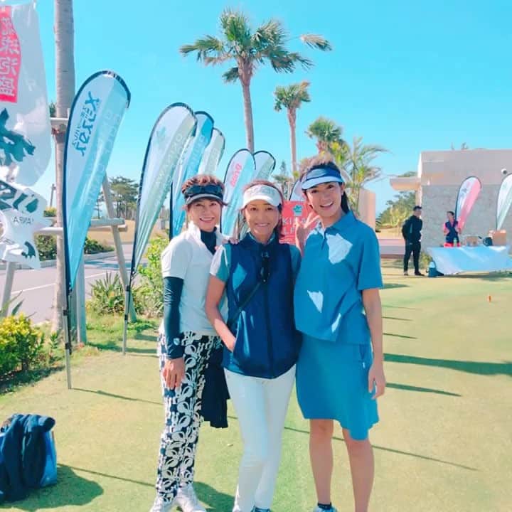森下千里のインスタグラム：「沖縄ゴルフキャンプ⛳️ ゴルフにいいこと、全部しよう！をコンセプトに、 レッスンはもちろん、 ピラティスやヨガ🧘‍♀️などトレーニングから、ルール改定を踏まえた説明会、 プロによるトークショー。 最終日はゴルフバトル🏌️‍♀️という満点の内容💯  主催者のひとりの 七重プロはわたしの師匠❤️ すんごく優しく、時に厳しく、 ゴルフだけでなく、色んなことが話せる大好きな人。 七重さんのまわりにはいつも人がいて、笑顔が絶えないの。 この沖縄の晴れ渡った天気のように。 あったかく、ゆるく。 そんな七重さんが作るイベントだからこそ、他にはないみんなへの気配りがあって、素晴らしいなと感動してました。 来年も絶対やってほしい⛳️💓 その時は、 みなさんもぜひ、来てください. . . #沖縄 #okinawagolfcamp #沖縄ゴルフキャンプ #ゴルフバトル #おつかれさま #太陽 #天気最高 #青空 #写真 #七重プロ #いつも素敵なりえこさん」