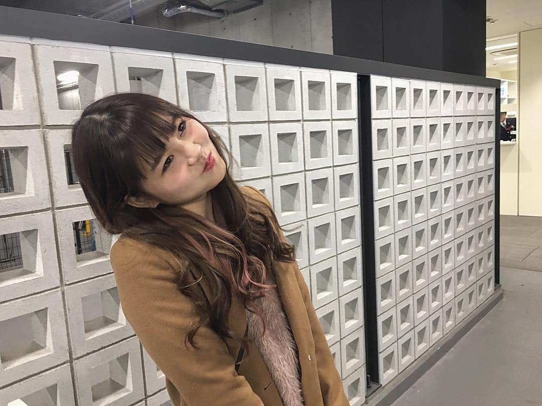 MANA（宮本茉奈）さんのインスタグラム写真 - (MANA（宮本茉奈）Instagram)「. 本日はリハーサルの後 嬉しいお仕事を メンバー皆でさせて貰ったよ〜◡̈ . みんなに会えない期間は寂しいけど 会えた時に成長したなって 思ってもらいたいから頑張ってる、！ . #嬉しい #って気持ち180パーセント #もはや変顔、笑笑 #あほ #アホ面 #あと久しぶりの↓ #今日のまなぼう . #Happy #ootd #code #me #셀카 #셀피 #셀스타그램 #메이크 #옷스타그램 #오오티디 #멋스타그램 #머리스타그램 #좋아요폭탄 #데일리 #일상그램 #패션 #패션스타그램 #97년생 #21살」2月1日 18時30分 - ssfwmana