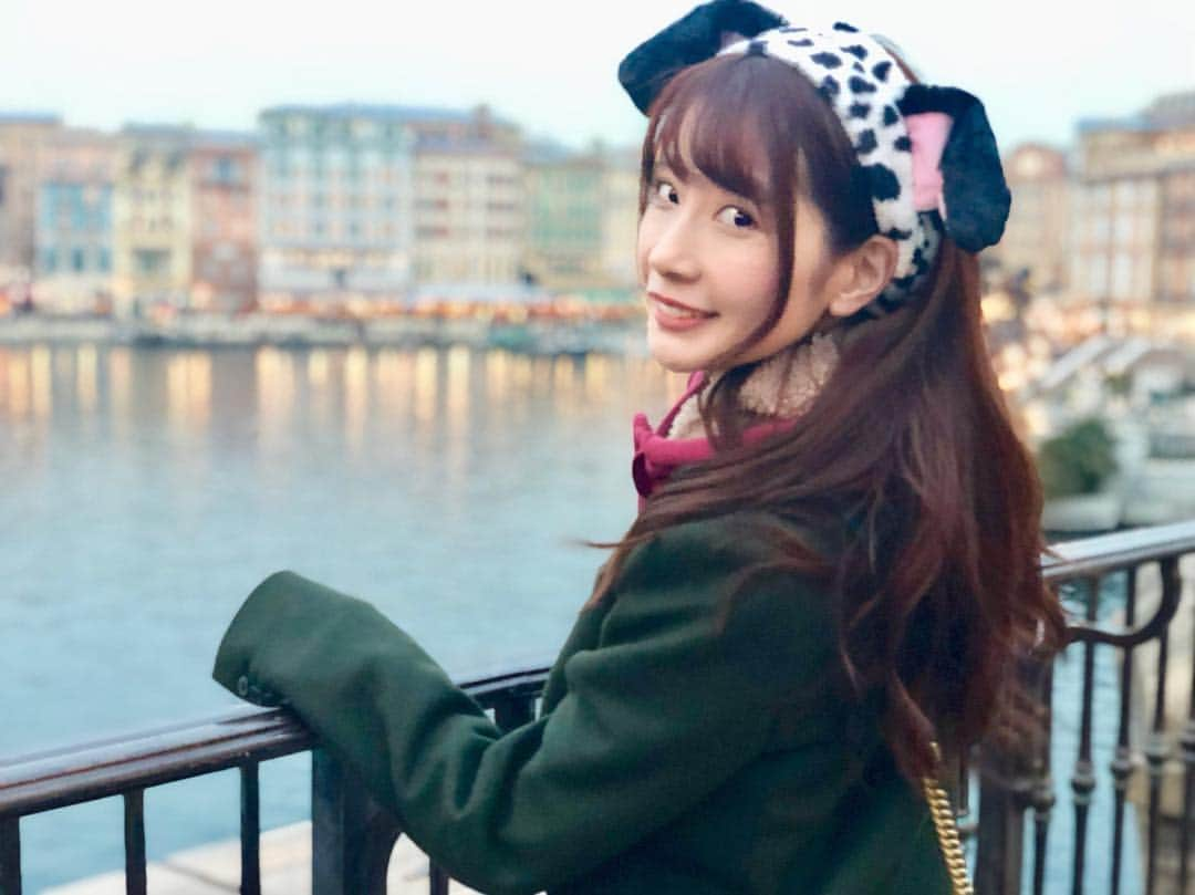 中川杏奈さんのインスタグラム写真 - (中川杏奈Instagram)「ダッフィ大好きなママとディズニーシー🐭🏰💕 年甲斐もなく耳つけました🙇‍♀️ ヘアバンドならお家でも使えそうかな😹 雨雪予報だったので凄く空いてた(*^^*) おかげで近くでディズニーの仲間たちを見れた😻 近くで見ると自分より小さいんですね！ 知らなかった(°_°) ドナルドとデイジーがいちゃいちゃしてた♡ 大好きなロッツォも見れたよ♡ : #tds #🐭🏰 #ディズニーシー #iphonexポートレート #今年の目標 #ビジョビ #ビジョ図鑑 #キュン  #ロッツォ #ロッツォハグベア #ポートレートモデル #ポートレート #ダルメシアン柄 #ディズニーコーデ  #disneysea #tokyodisneysea #101匹わんちゃんコーデ  #101匹わんちゃんヘアバンド #キューティー  #デイジー #ドナルド #ピクサー #ピクサープレイタイム」2月1日 18時36分 - annanakagawa0228