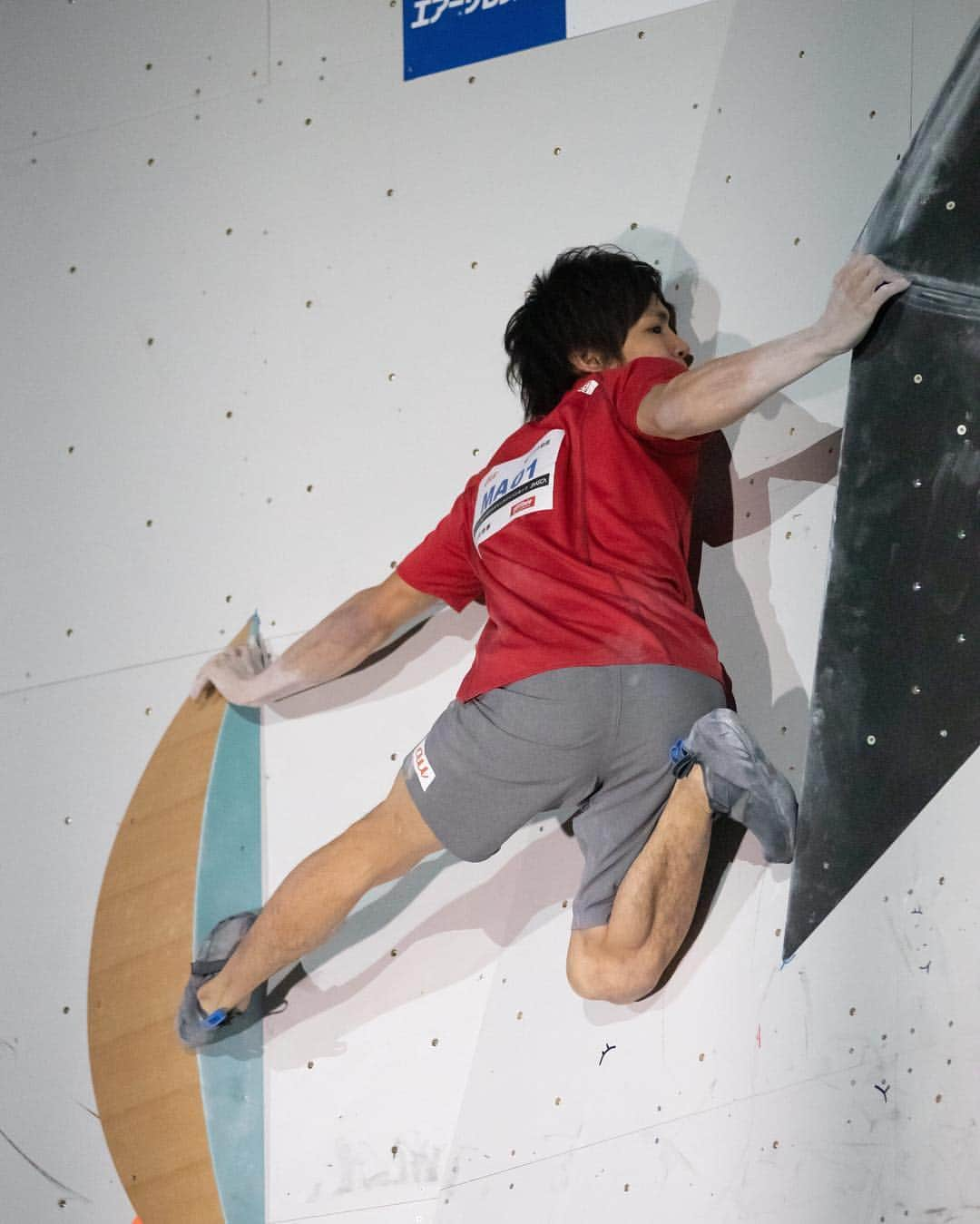 楢崎智亜さんのインスタグラム写真 - (楢崎智亜Instagram)「I finished 2nd place of Bouldering Japan Cup🥈I wanted to send last probrem because If it send, I won the victory. But, I felt good shape so I'm looking forward this season.✊🏻‼️• • Bouldering JAPANCUPに出場し、2位に終わってしまいましたが、予選から決勝まで大きなミスもなく良いパフォーマンスが出来たと思っています。最終課題を登っていたら優勝出来たかと思うと悔しいです。僕は昨年も、優勝のチャンスがあっても最後勝ちきれない事が多かったと感じてます。• • WORLDCUP開幕、そして世界選手権までにフィジカルだけではなくメンタル面でも成長したいと思います🔥• • 次は来週末のSpeed JAPANCUPに出場するので、引き続き応援よろしくお願いします😄🙏🏻• • @au_official @thenorthfacejp #アイディホーム @frictionlabs  photo by @takashi.okui」2月1日 18時49分 - tomoa_narasaki