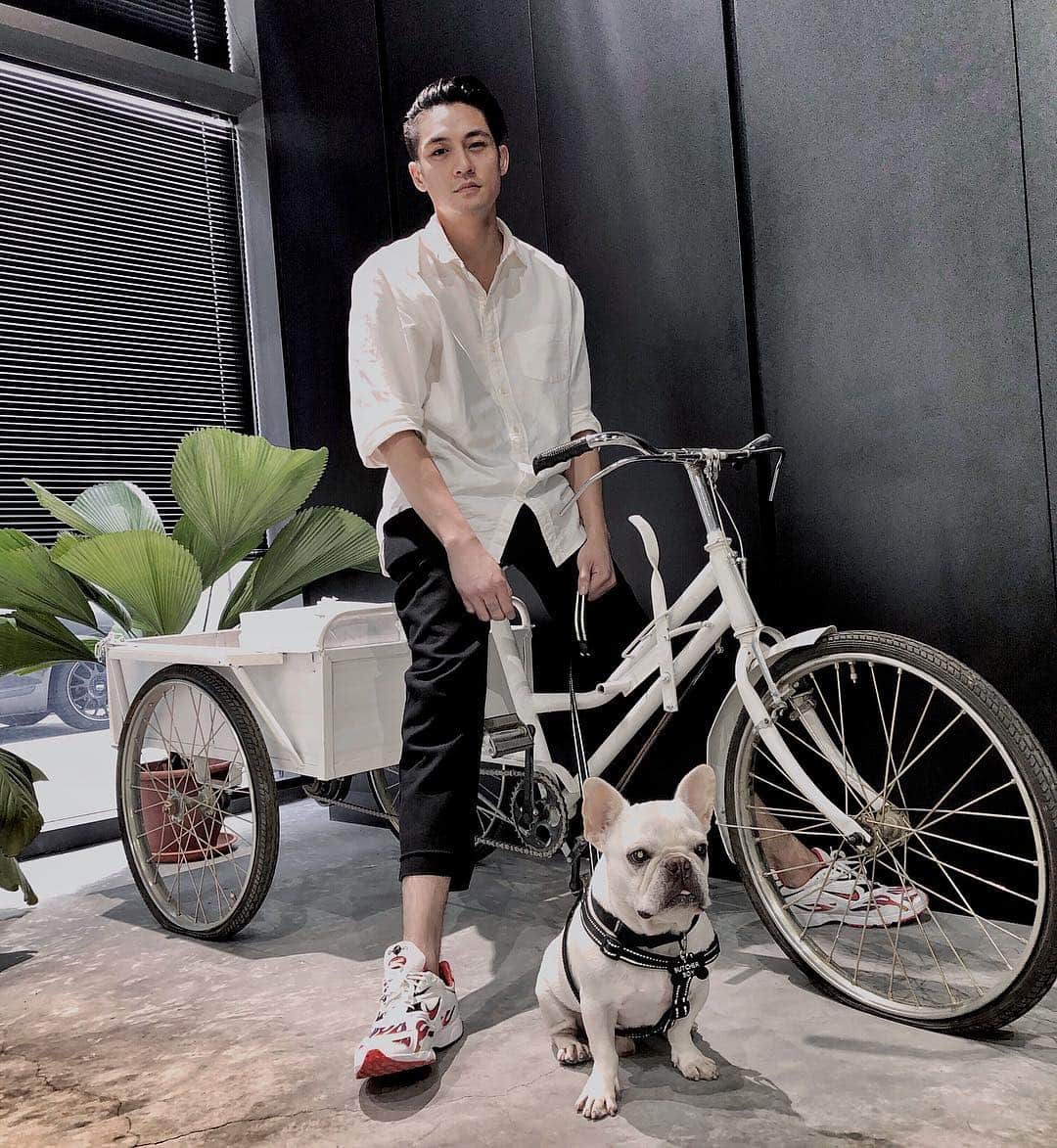 エルロイのインスタグラム：「we posin 😎」