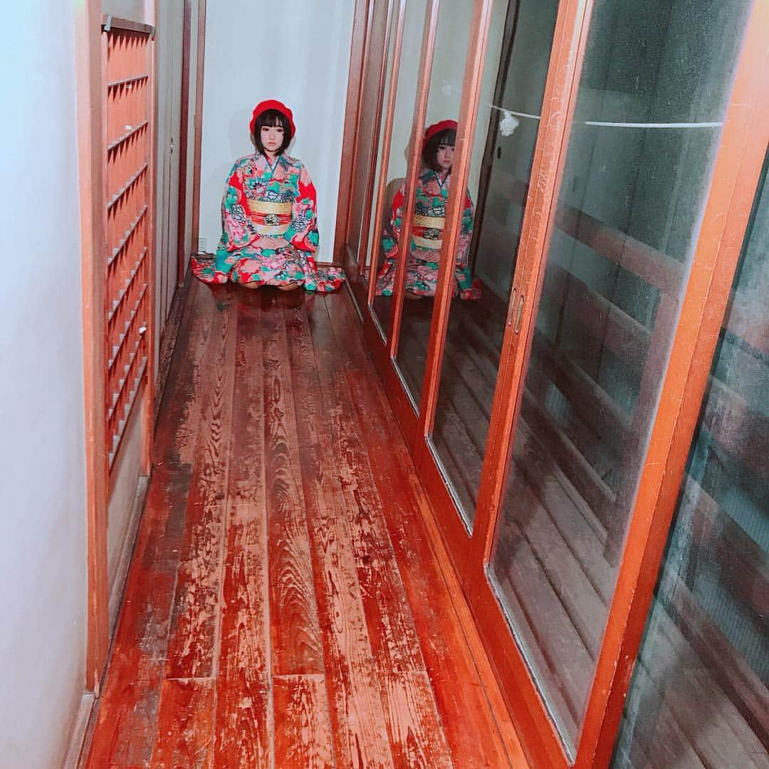 悠木碧さんのインスタグラム写真 - (悠木碧Instagram)「特典画像をたくさん解禁させていただきましたがいかがでしたか？ ここでオフショットも1枚。 廊下の端に1人ぽつんと座る悠木さんです。 #悠木碧 #あやかし #写真集 #3月1日発売」2月1日 18時59分 - aoi_yuki_ayakashi