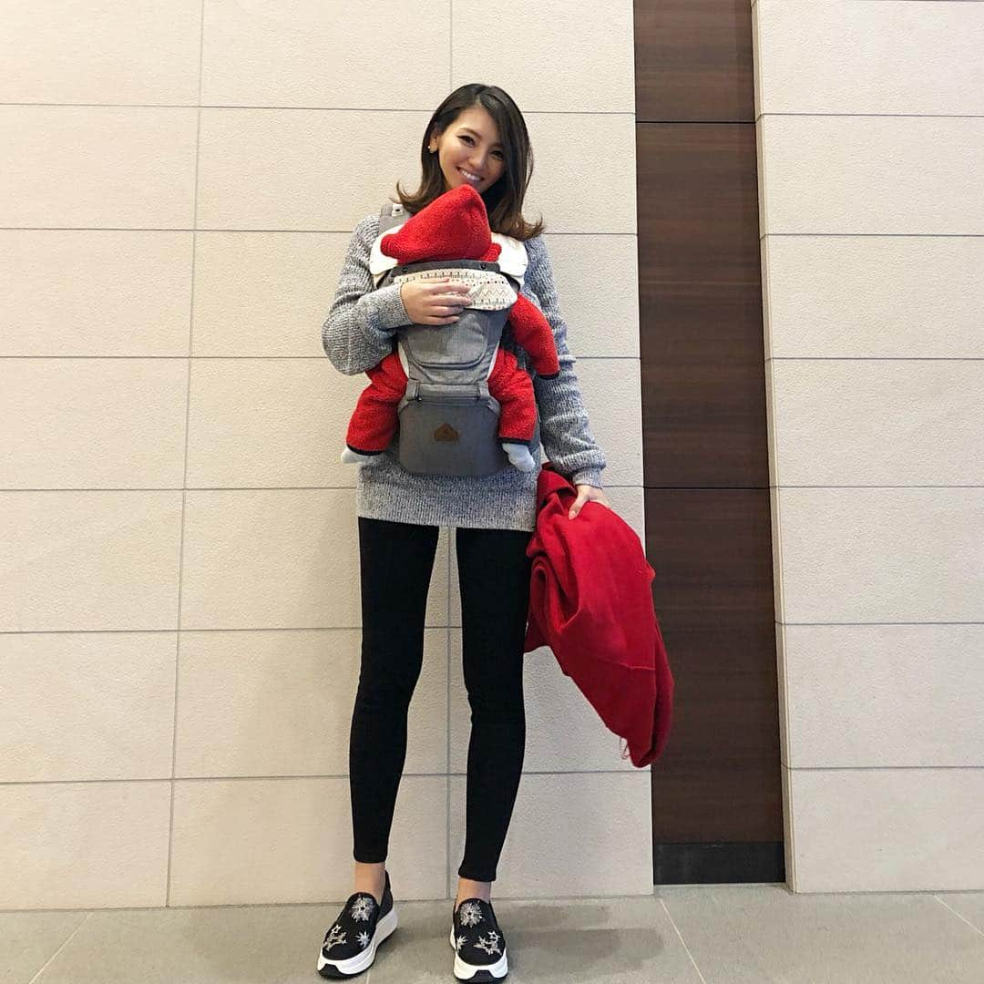 奈保さんのインスタグラム写真 - (奈保Instagram)「ボスベイビー👶とお出かけコーデ🤱❤️ 抱っこ紐は中々しっくり来るものがなかったんだけど... ヒップシートは長時間でも 全然腰が痛くならなかった😭✨ 姿勢も悪くならないからこれから大活躍しそうです♫ . . . . . . #抱っこ紐 #抱っこひも #リンクコーデ#ベビーアンドミー #ヒップシートキャリア #アイエンジェル #新生児 #newborn #赤ちゃん #baby #赤ちゃんのいる生活 #子供のいる暮らし #出産準備 #出産祝い #マタニティ #プレママ#ベビーグッズ #赤ちゃんグッズ #育児グッズ #ベビー用品 #生後1ヶ月#育児日記 #育児記録 #赤ちゃんのいる暮らし#ママ #男の子ママ #新米ママ #暮らしを楽しむ #赤ちゃん用品」2月1日 19時14分 - naho.0422