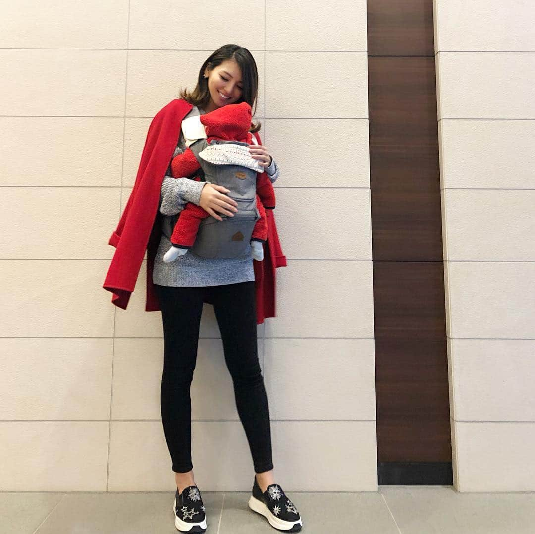 奈保さんのインスタグラム写真 - (奈保Instagram)「ボスベイビー👶とお出かけコーデ🤱❤️ 抱っこ紐は中々しっくり来るものがなかったんだけど... ヒップシートは長時間でも 全然腰が痛くならなかった😭✨ 姿勢も悪くならないからこれから大活躍しそうです♫ . . . . . . #抱っこ紐 #抱っこひも #リンクコーデ#ベビーアンドミー #ヒップシートキャリア #アイエンジェル #新生児 #newborn #赤ちゃん #baby #赤ちゃんのいる生活 #子供のいる暮らし #出産準備 #出産祝い #マタニティ #プレママ#ベビーグッズ #赤ちゃんグッズ #育児グッズ #ベビー用品 #生後1ヶ月#育児日記 #育児記録 #赤ちゃんのいる暮らし#ママ #男の子ママ #新米ママ #暮らしを楽しむ #赤ちゃん用品」2月1日 19時14分 - naho.0422