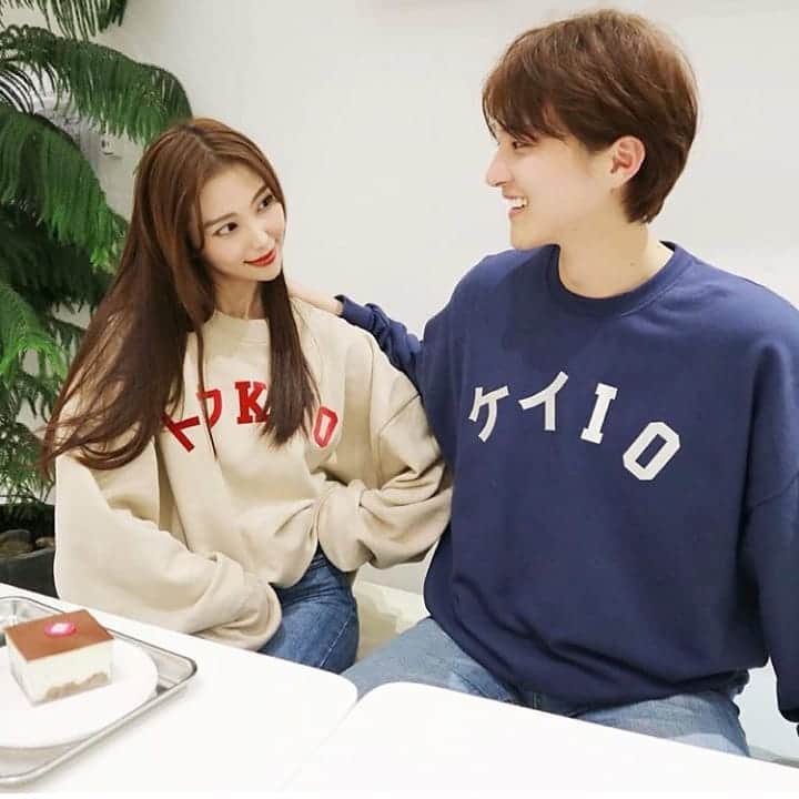 のインスタグラム：「LORENZ 가타카나+영어 기본 맨투맨 @e15_lorenz . #커플룩#남녀공용#맨투맨#커플맨투맨#tokyo#keio#東京#カップル#カップルフォト#おしゃれ#韓国ファッション#韓国ファッション通販#今日のコーディネート#コーデ#韓国カップル#ファッション#デート」