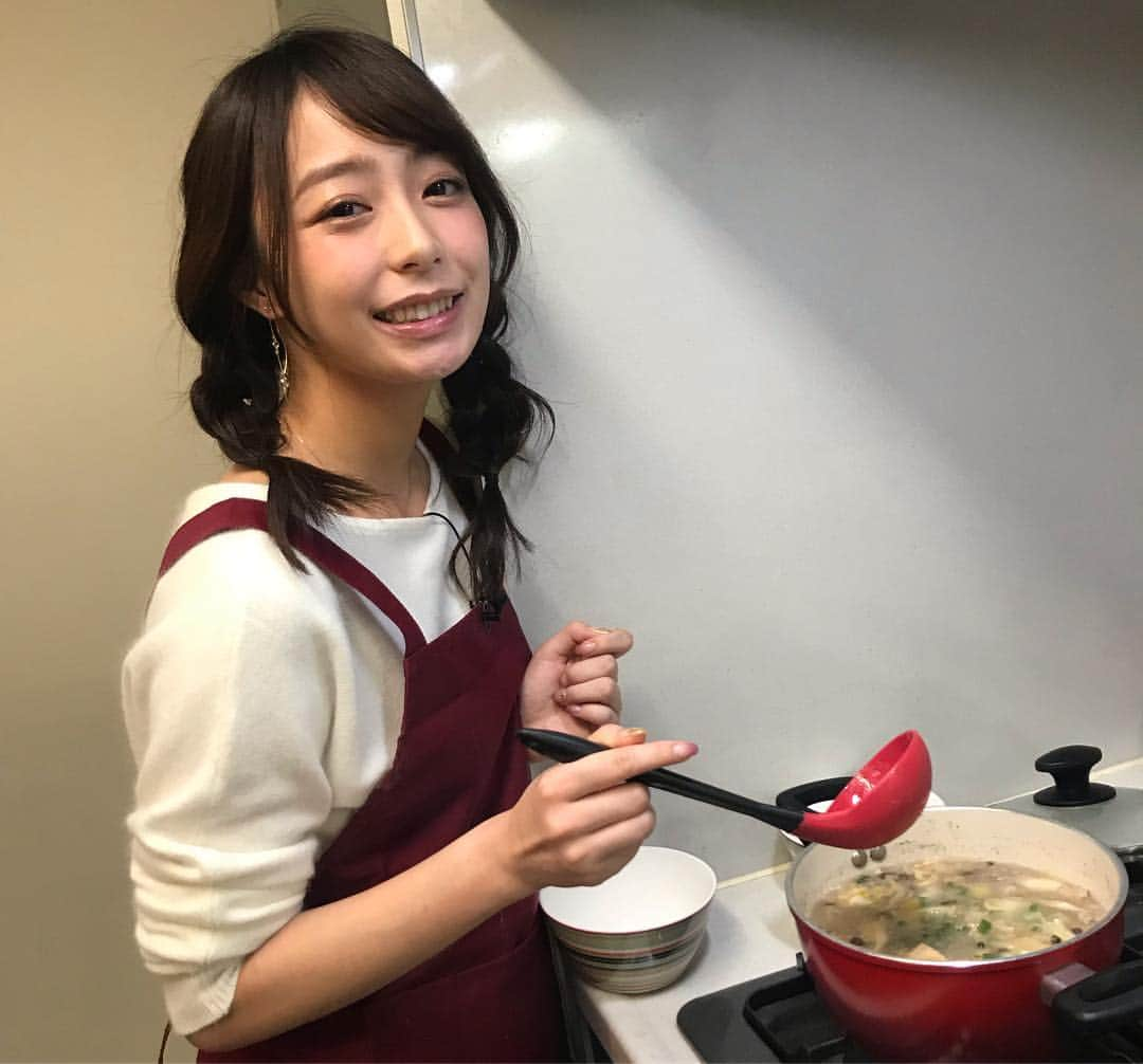 鷲見玲奈さんのインスタグラム写真 - (鷲見玲奈Instagram)「. 料理ネタついでにこちらの写真も✨ パパパパラビ、ご覧頂けましたか？😊 番組内で宇垣ちゃんと夜食を作っちゃいました！ . がっきーが作ってくれた大根おろしスープ、生姜がきいていて美味しかったなぁ🤤 . 私の無限キャベツと無限きゅうりは、 ・キャベツorきゅうり ・ごま油(全体にいきわたる量) ・塩(少々) ・中華スープの素(大さじ1/2~1) ・塩昆布orちりめんじゃこor炒りごま(お好きな量) . これらを袋に入れて口を閉じてフリフリしたら出来上がりです✨ 塩昆布を入れる場合は塩は入れなくて大丈夫です🙆‍♀️ がっきーも言っていましたが、本当にお酒が進みますよ😏 . . 2枚目は、嫁にしたいランキング1位(私調べ)の宇垣ちゃんです🥰お納め下さい🙏🏻 . . #パパパパラビ #paravi #宇垣美里 アナウンサー #すみがき #料理女子」2月1日 20時06分 - sumi__reina