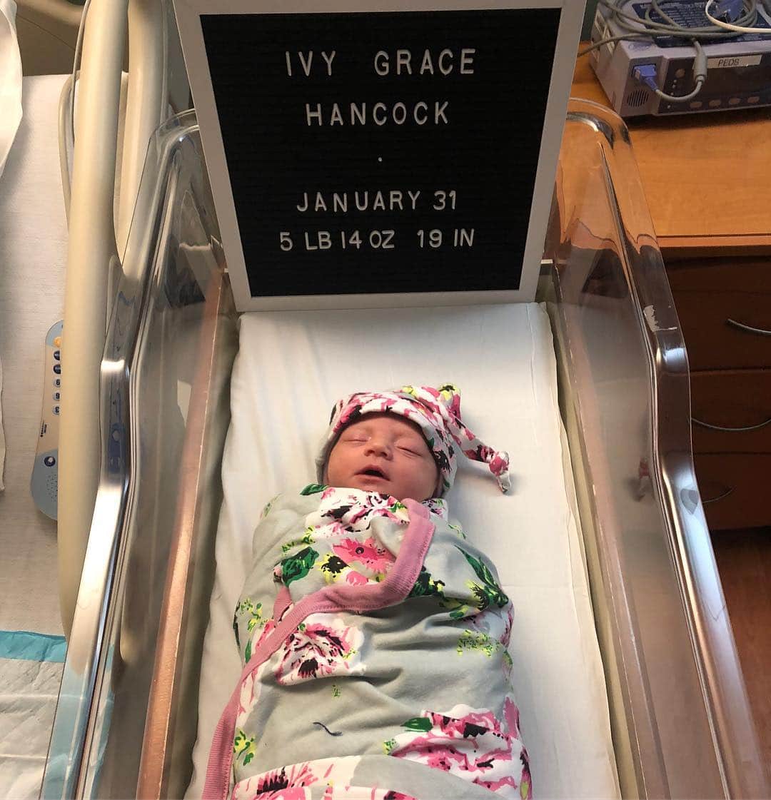 ジャスティン・ハンコックのインスタグラム：「What an unbelievable night! She couldn’t be anymore perfect! Tessa and Ivy are both healthy and doing well. #lovemygirls」