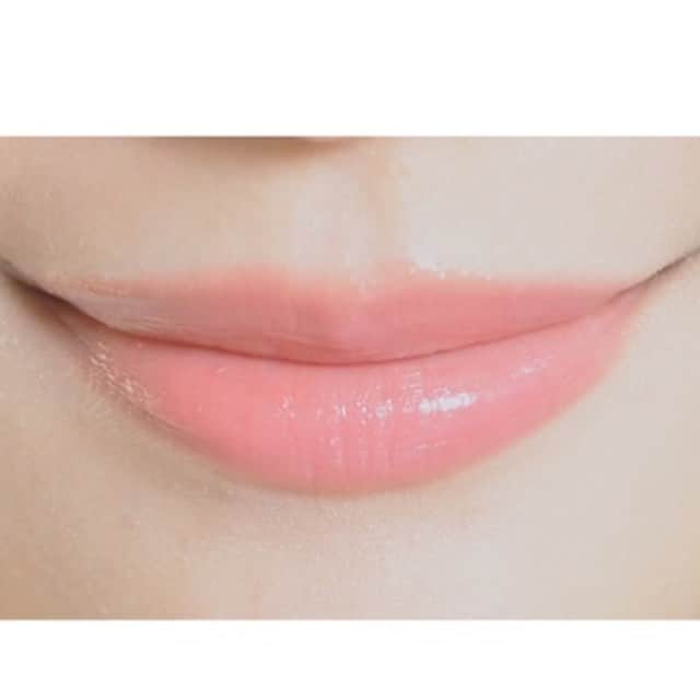 田中亜希子さんのインスタグラム写真 - (田中亜希子Instagram)「派手にならずに柔らかく、顔色を自然に明るく華やかにしてくれるピンクをいつも探し求めています。理想を追求して見つけ出したLUNASOLカラーリングクレヨン01。  リップクレヨンは塗りやすくて🙆‍♂️ 元々の唇の色がこんな綺麗だったらなー！と思わせてくれた1本です。 ボリュームとツヤ出しにアテニアルージュ03と一緒に使います。  上唇の中央を少し大きめにぼかし描いて、老化により伸びてきた(笑)鼻下から唇の距離を短くすることが若々しさを取り戻すポイントです☝︎ チークはNARSリキッドブラッシュ5155 とルミナイザークワッドのルミナイザーエクストリームを混ぜてツヤ頬を作ります！ #ナチュラルメイク#メイクアップ#リップ #メイク#アラフォー#ルナソル#リップクレヨン #LUNASOL#ピンクメイク#春メイク#アラフォー#アラフォーメイク#NARS#rmsbeauty #ルミナイザークワッド #ルミナイザーエクストリーム @lunasolofficial @rmsbeautyjapan」2月1日 20時11分 - akiico